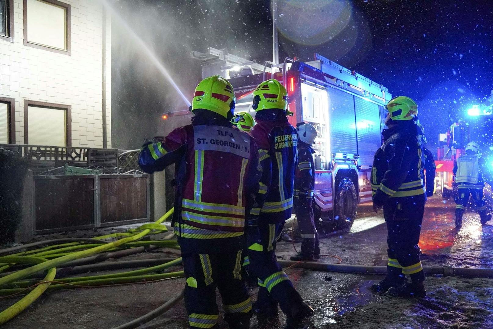 Zu einem Wohnhausbrand im Gemeindegebiet von St.Georgen/Ybbsfelde wurden Freitagnacht gegen 22:50 Uhr Feuerwehr, Rettungsdienst sowie Polizei nach Galtbrunn gerufen.