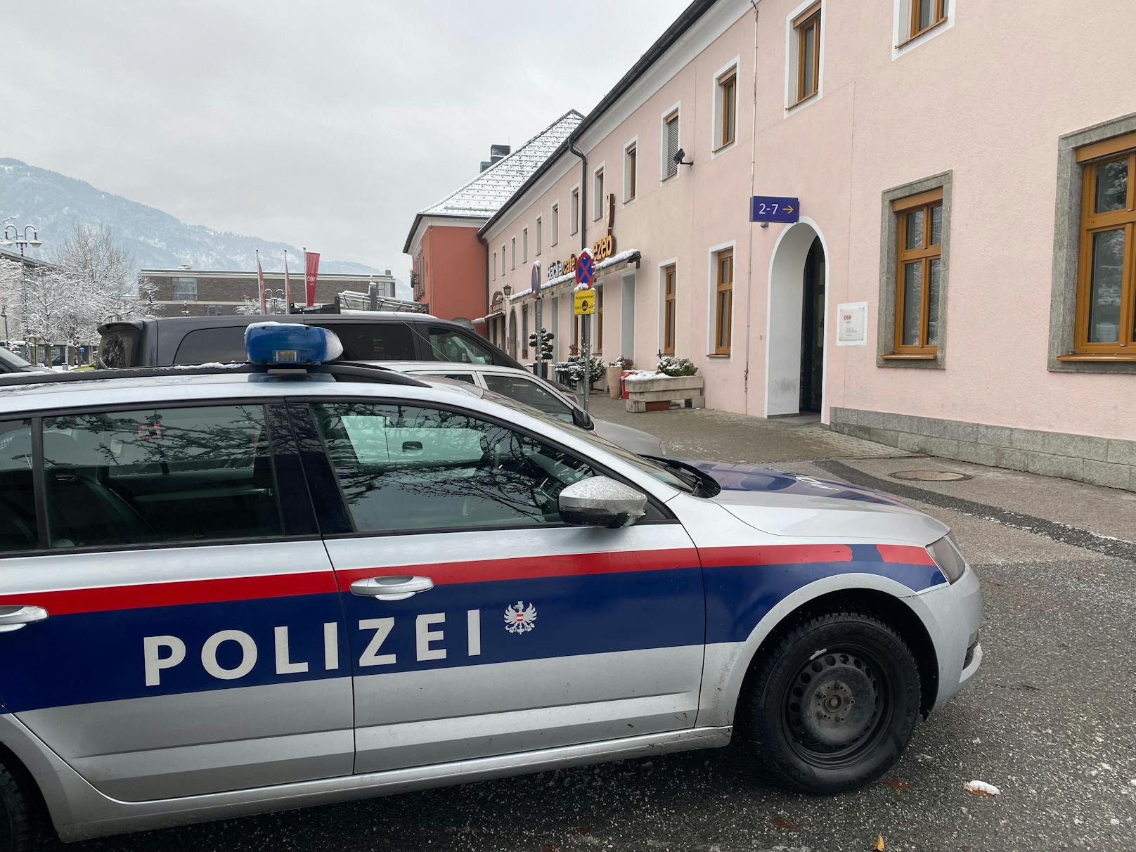 Polizeieinsatz am Freitag in Wörgl! Ein junger Mann hatte am Bahnhof zu randalieren begonnen und dabei mehrere Infopoint-Monitore beschädigt.