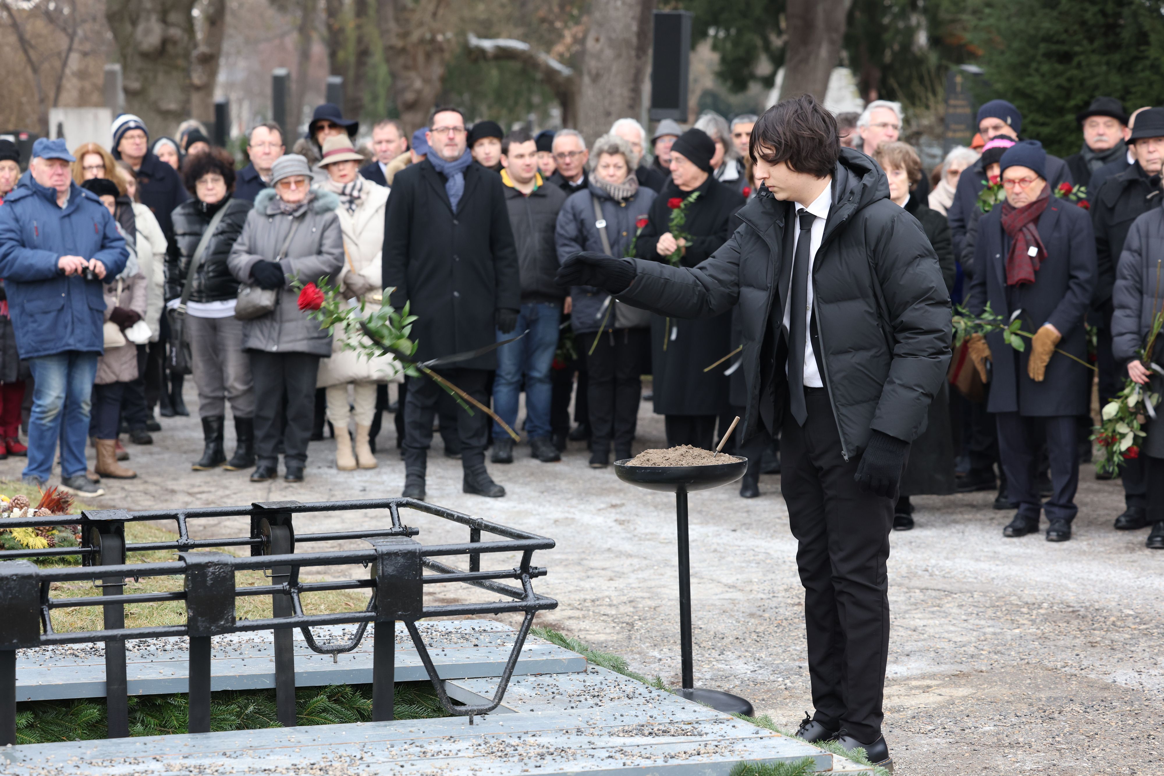 Luca Bigler, der Enkel von Christiane Hörbiger, wurde am Begräbnistag seiner Großmutter 18 Jahre alt. 