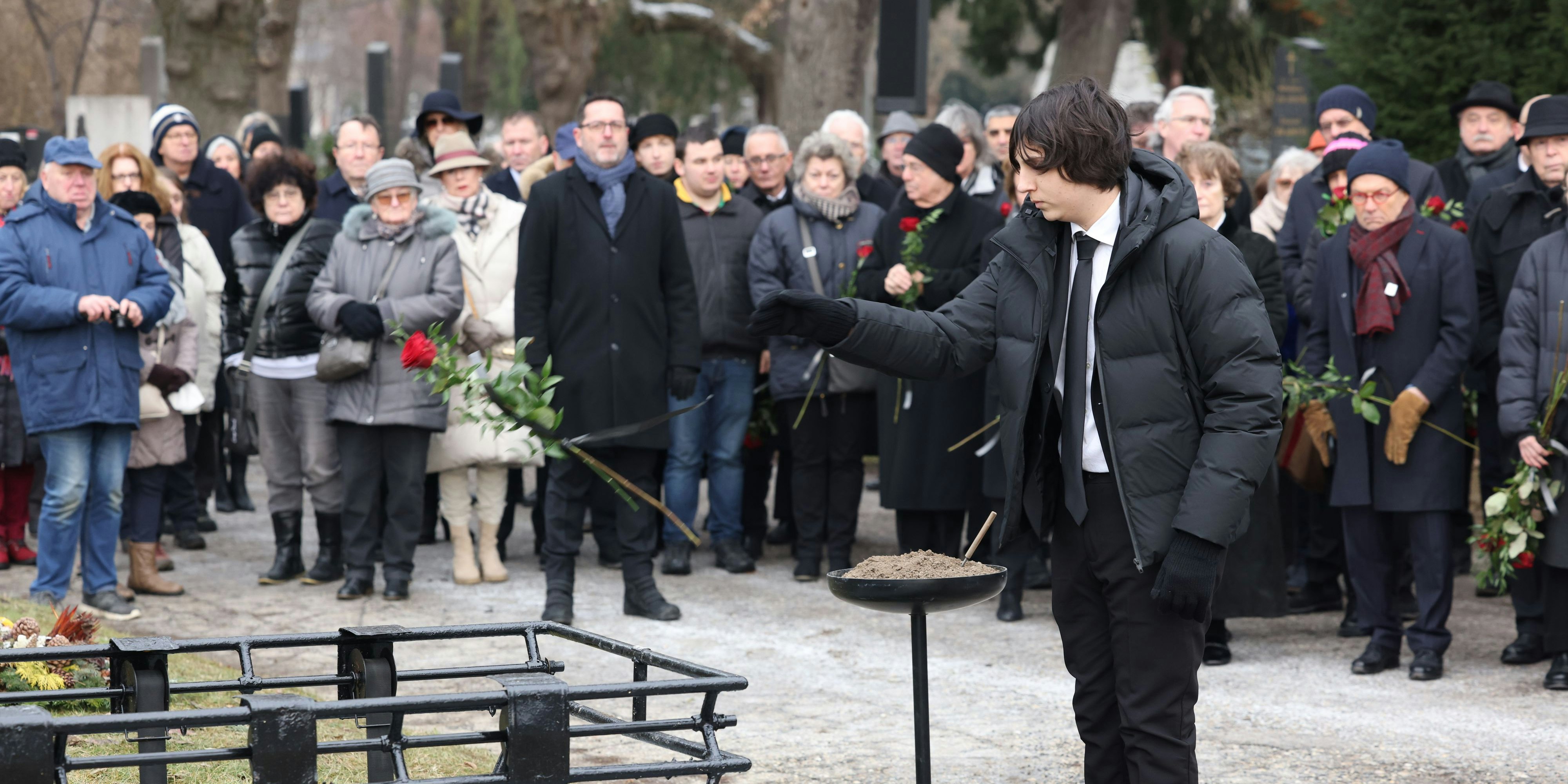 Luca Bigler, der Enkel von Christiane Hörbiger, wurde am Begräbnistag seiner Großmutter 18 Jahre alt. 