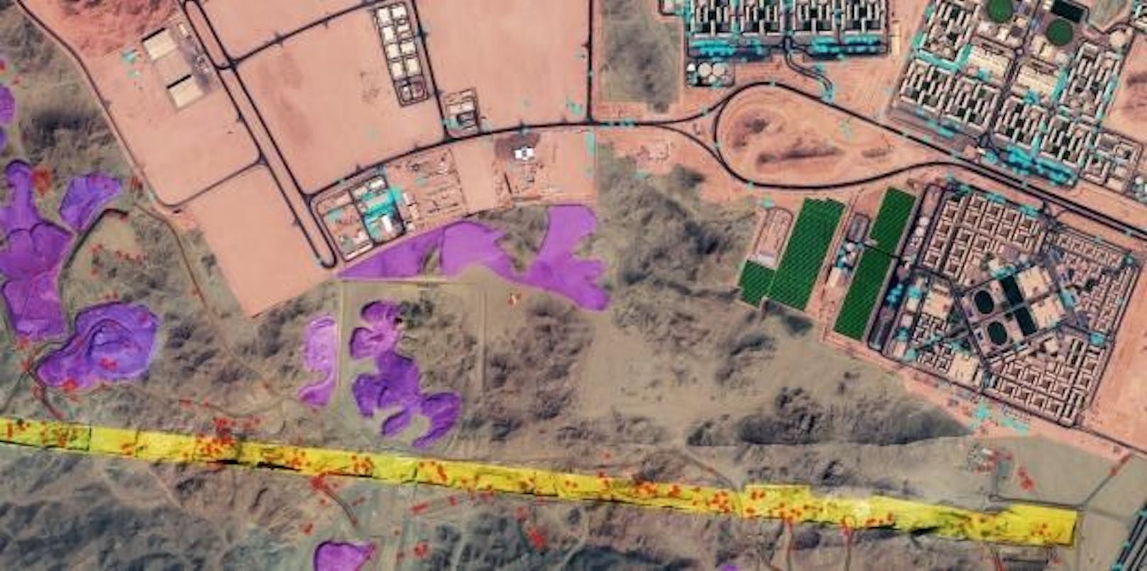 Während die Bilder der Gegend bei Google Maps noch keine Bauarbeiten zeigen, sieht man bei SOAR, einem anderen Dienst, bereits Bauarbeiten: Bagger (die roten Punkte) schaufeln Erde und Gestein (violett) aus der Vertiefung (gelb). Die Bauten rechts im Bild sind eine Siedlung für Angestellte.