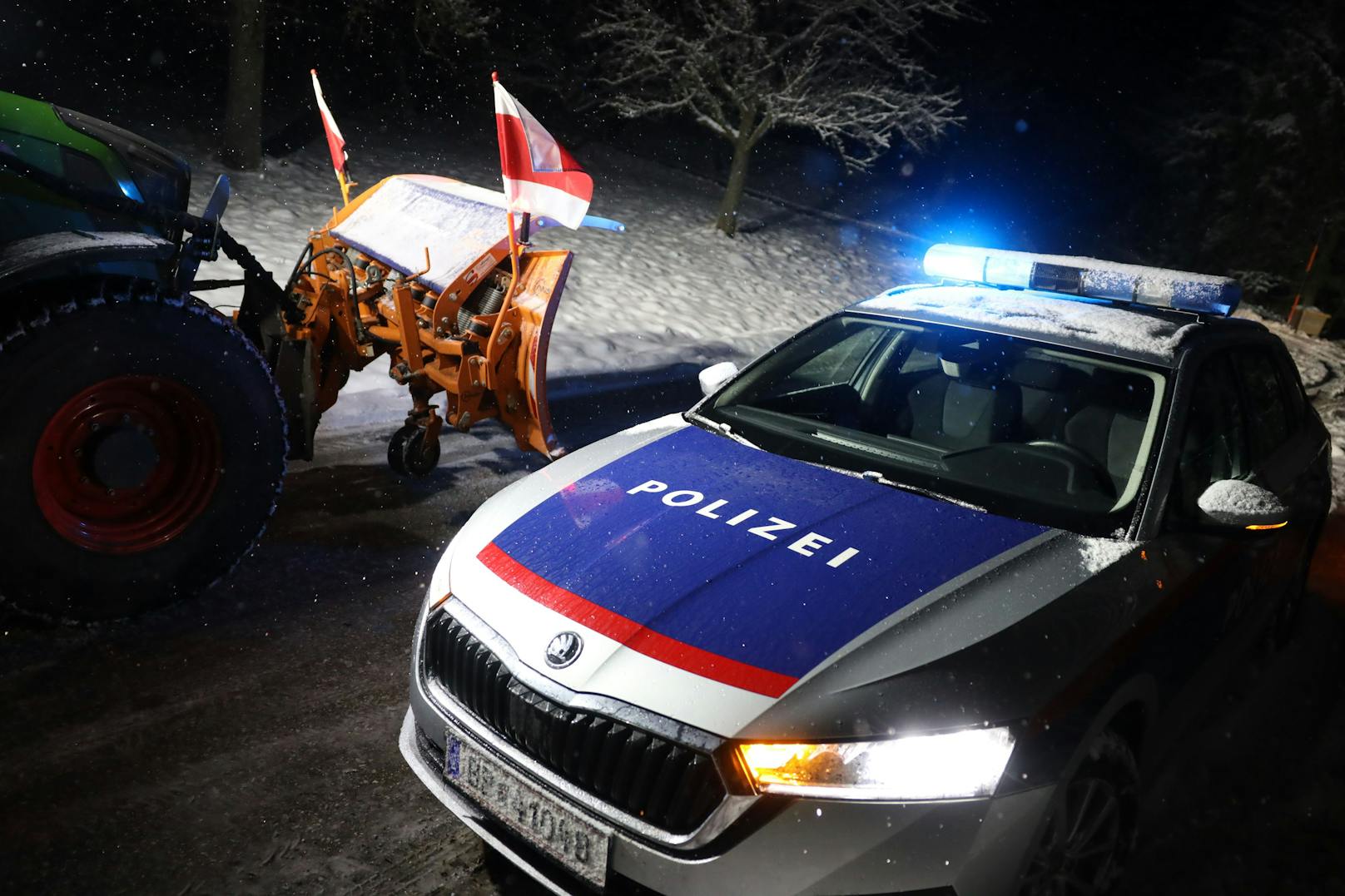 In Wallern an der Trattnach (Bezirk Grieskirchen) ist am Freitag ein Auto bei winterlichen Fahrverhältnissen von der Straße abgekommen und gegen einen Gartenzaun geprallt.