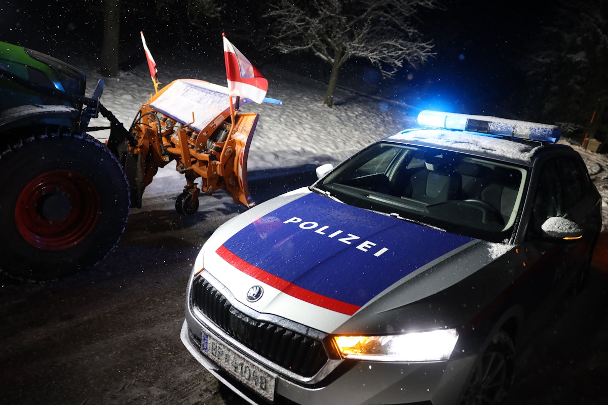 Auto in Wallern an der Trattnach bei winterlichen Fahrverhältnissen gegen Gartenzaun gekracht