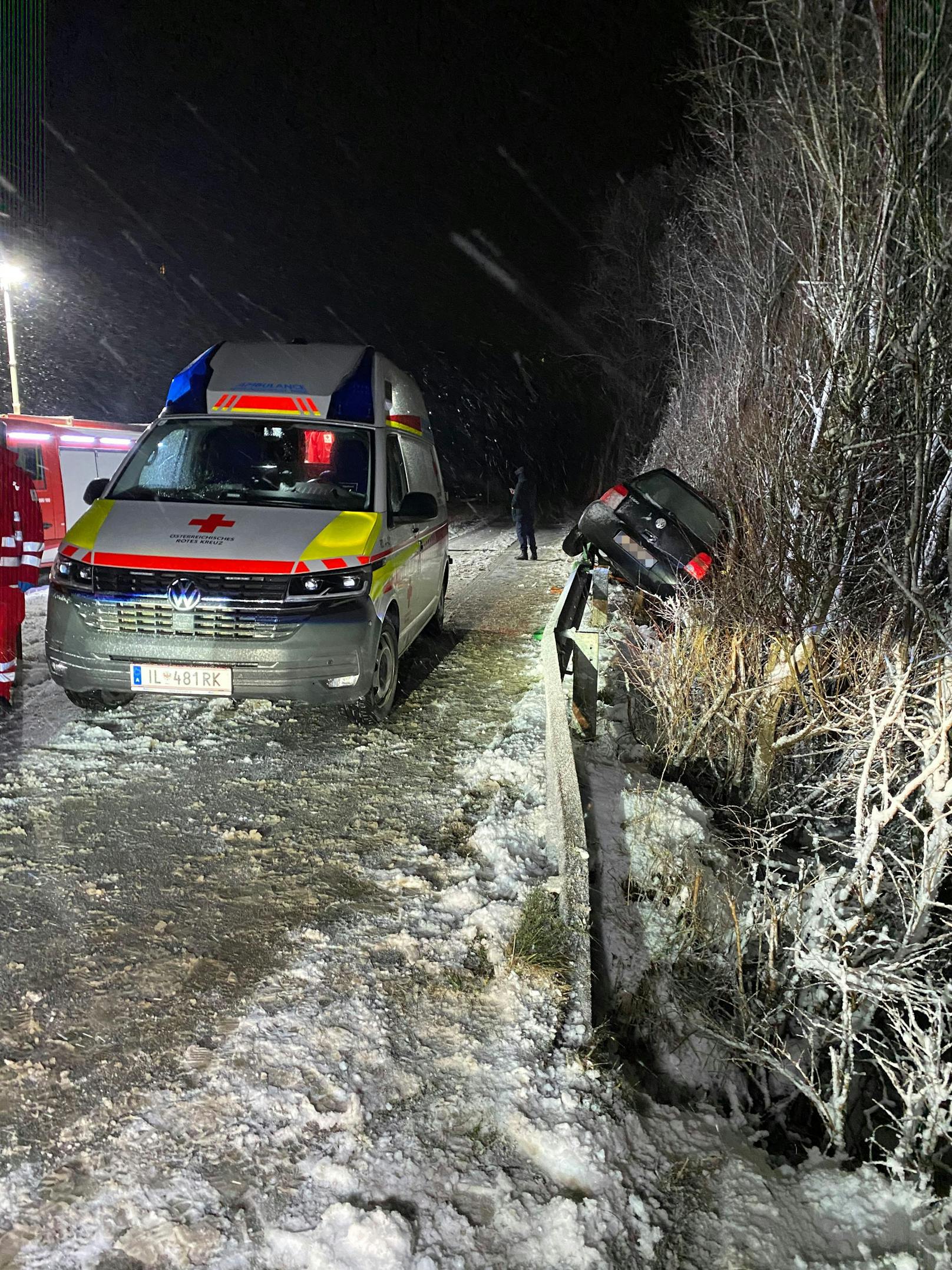 Desweiteren sorgten auch die Bäume und Sträucher in der Böschung dafür, dass das Fahrzeug nicht in den angrenzende Zillerfluss stürzte.