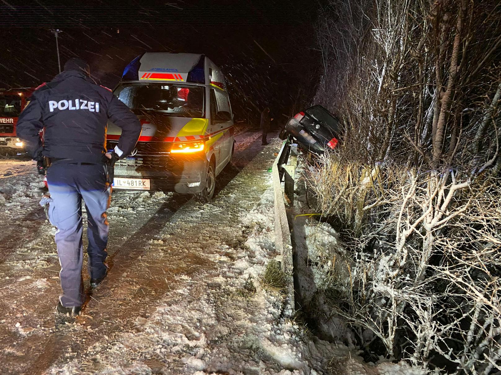 Die alarmierte Feuerwehr Hart im Zillertal sicherte das Fahrzeug und führte mit dem Abschleppdienst die Bergung durch.