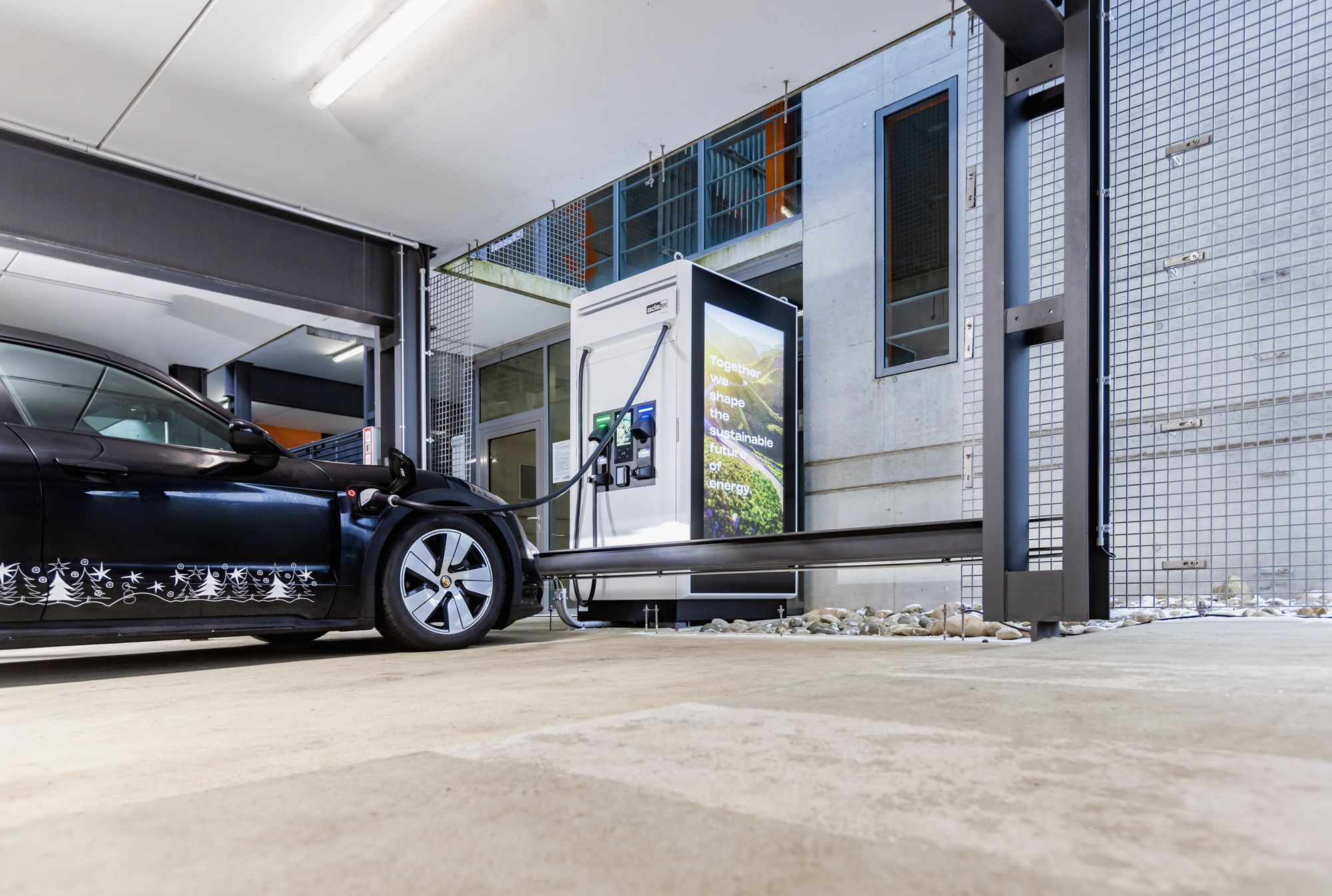 ADS-TEC Energy gibt strategische Partnerschaft mit Fachplanungsbüro und Ladesäulenbetreiber amperio bekannt.