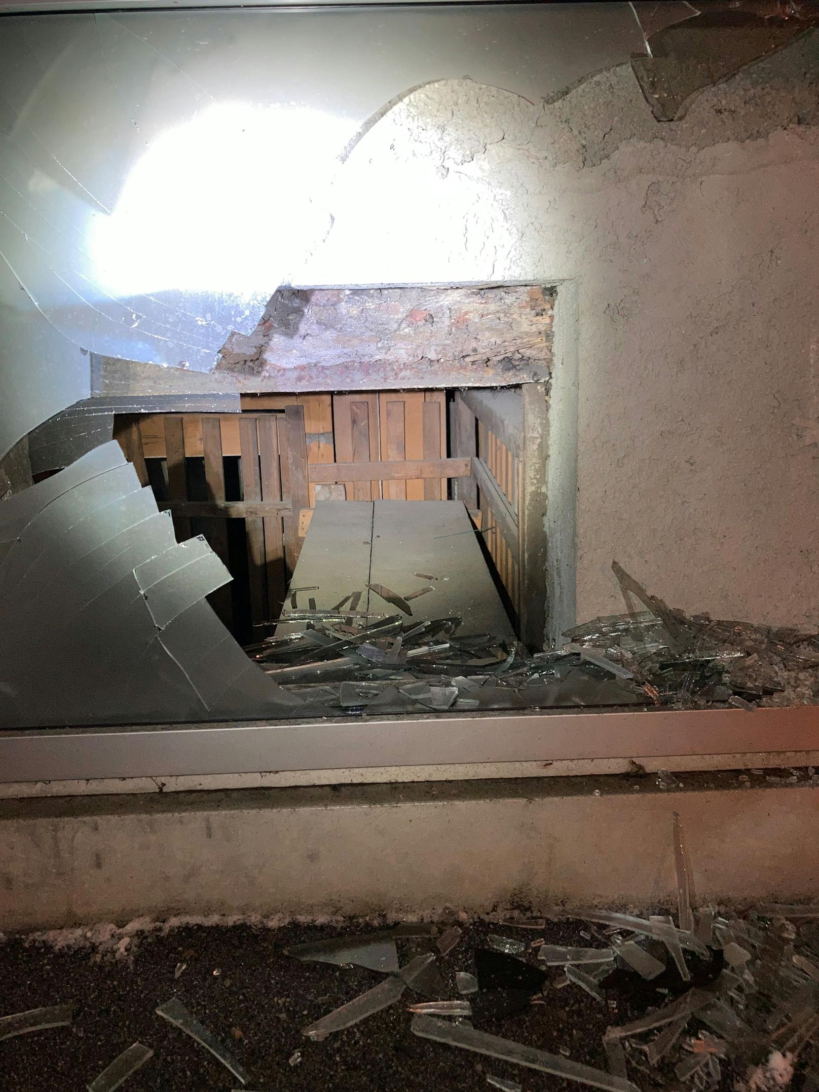 Dabei fuhr die Pongauerin mit dem Pkw gegen eine Hausmauer, wobei die dortige Fensterscheibe des Firmenobjektes beträchtlich beschädigt wurde.