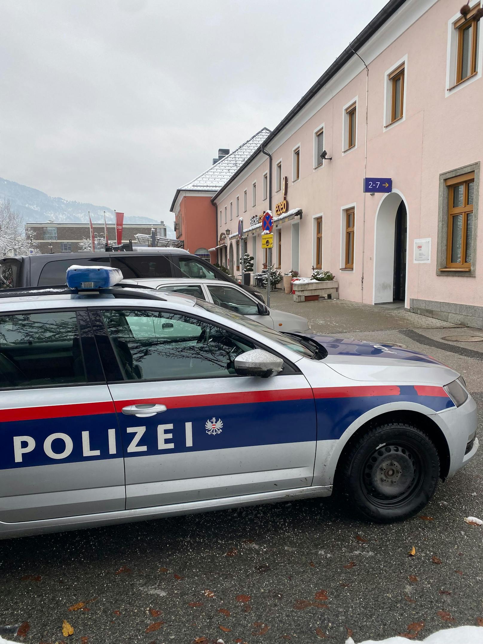 Polizeieinsatz am Freitag in Wörgl! Ein junger Mann hatte am Bahnhof zu randalieren begonnen und dabei mehrere Infopoint-Monitore beschädigt.