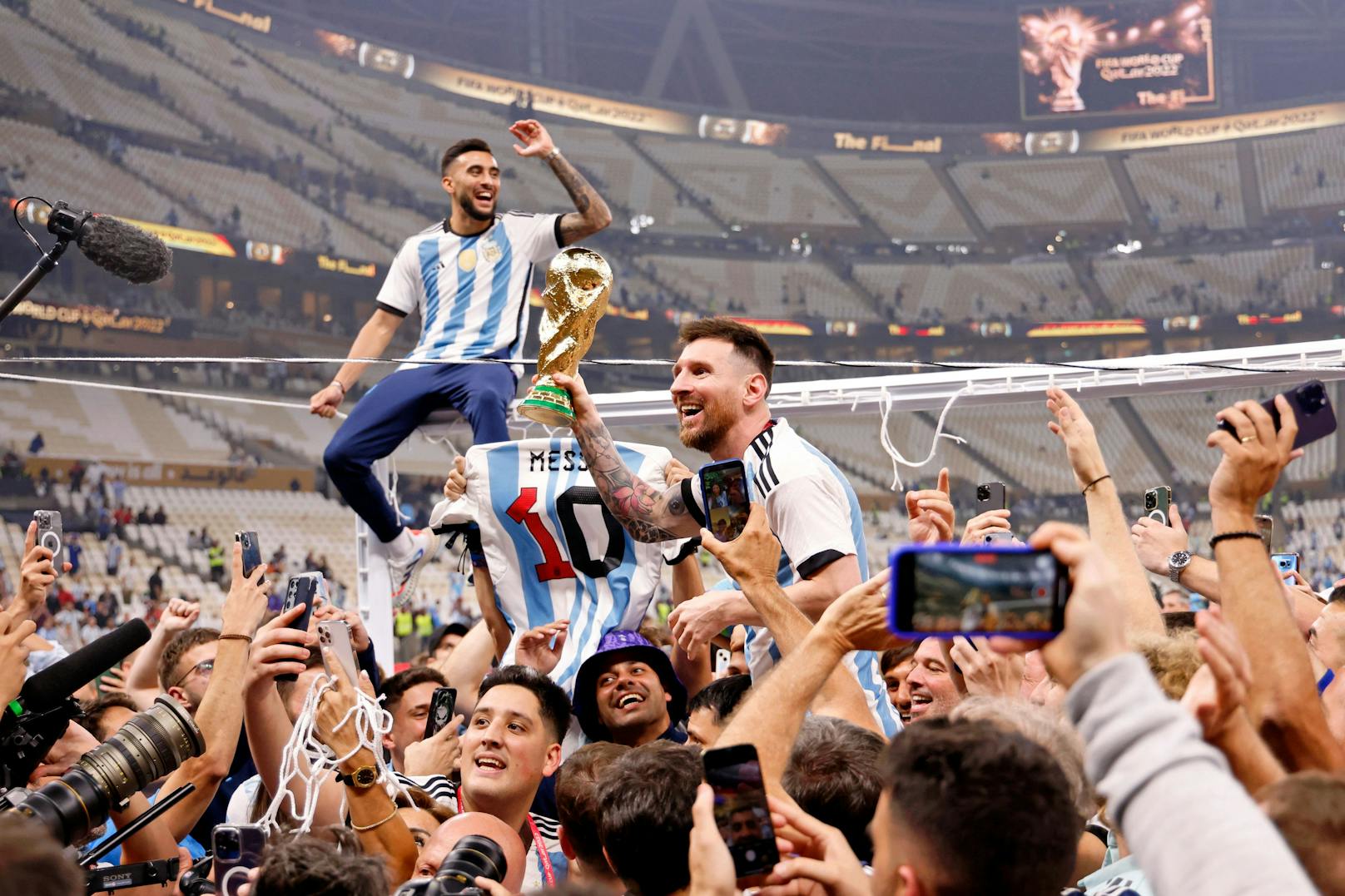 Messi trägt den Pokal, seine Kollegen tragen ihn. Große Emotionen nach dem WM-Titel.