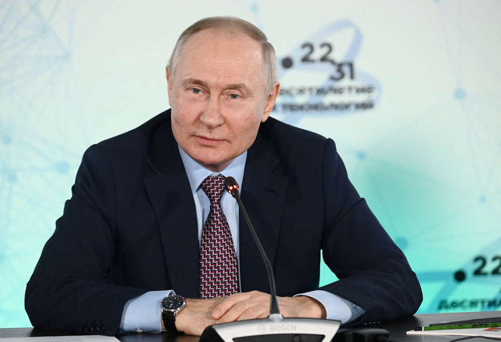 Kein Scherz: Mit Artisten und Musikern will Putin die Moral seiner Truppen an der Front heben.