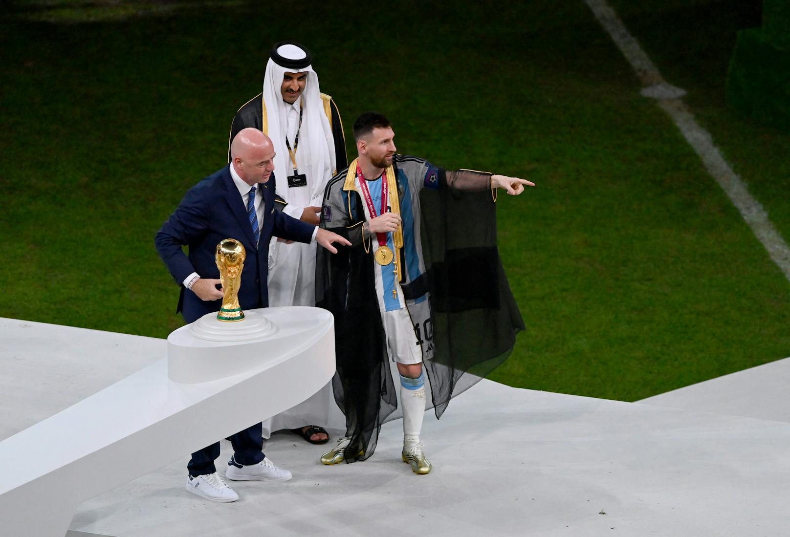 Lionel Messi jubelte in einem transparenten Scheich-Umhang.