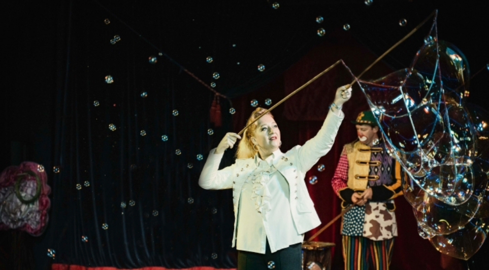 Akrobaten, Zauberer, Tänzerinnen, Sängerinnen, gelehrigen Ponys, Seifenblasenkünstlerinnen, einer Ziegenbande und eine Entenfamilie verkürzen im Winterzirkus die Wartezeit.