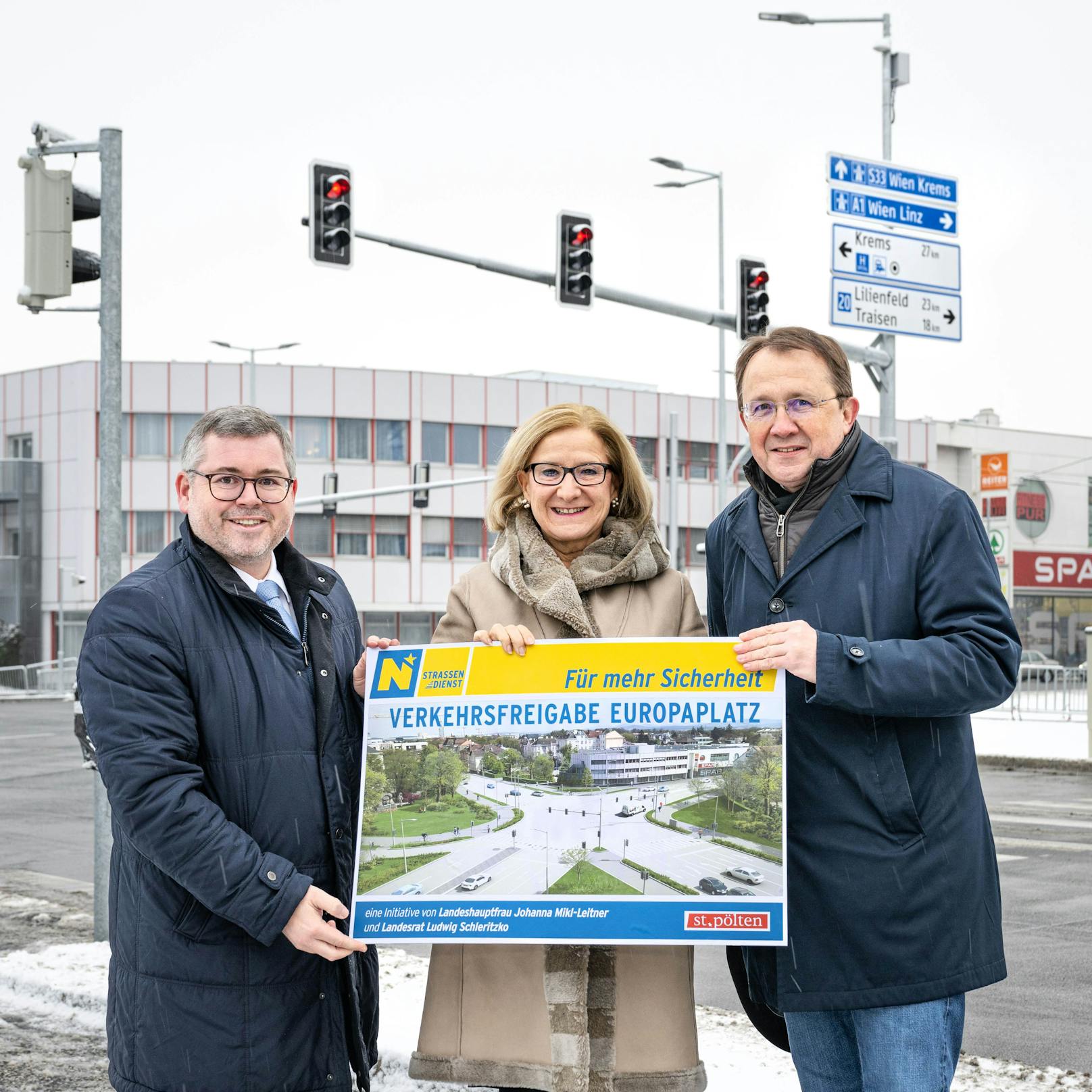 Verkehrsfreigabe am Europaplatz in St. Pölten: Landesrat Ludwig Schleritzko, Landeshauptfrau Johanna Mikl-Leitner und Bürgermeister Matthias Stadler (v.l.).