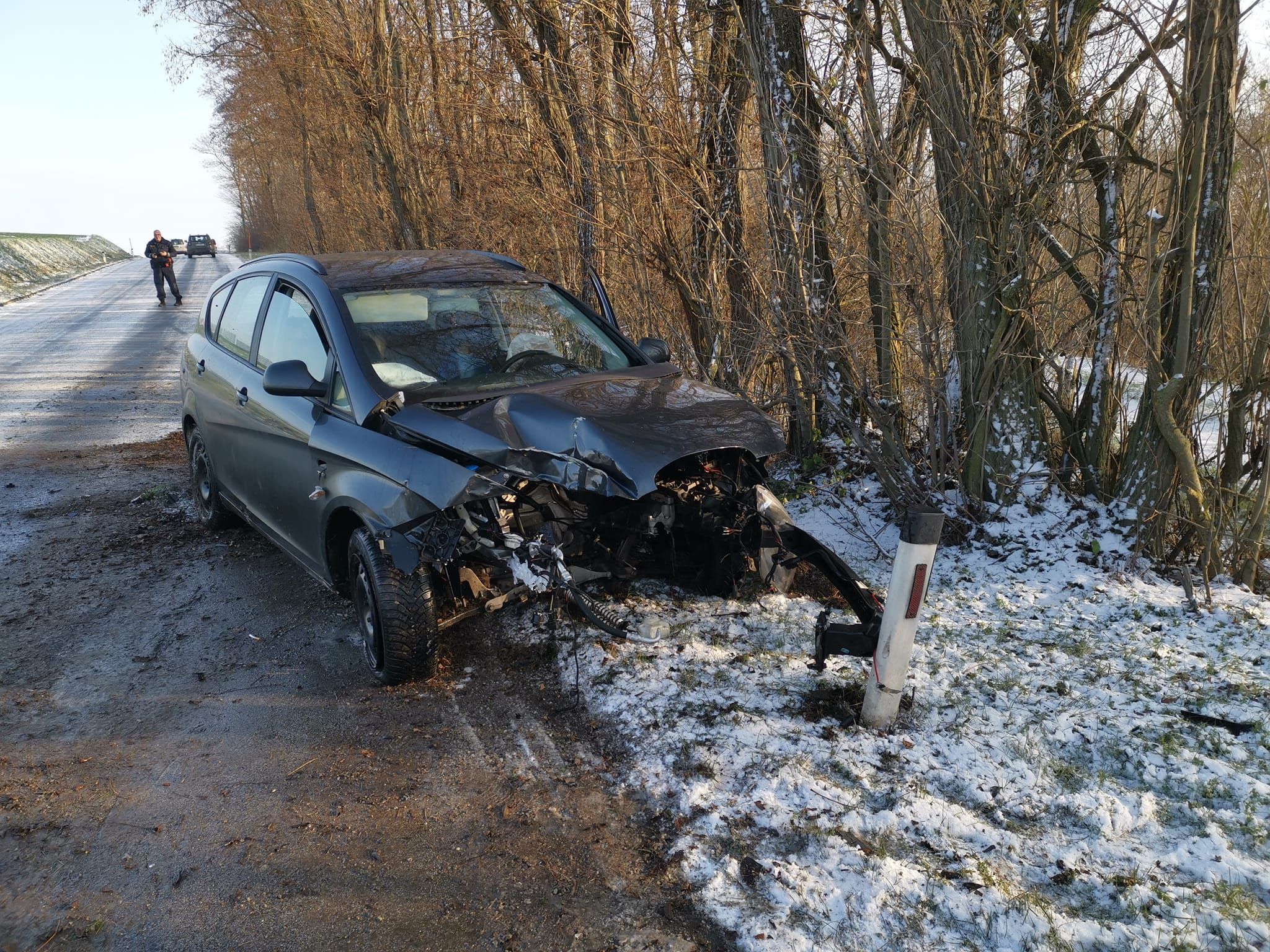 Durch den Aufprall wurde der Motorblock aus dem Pkw geschleudert.