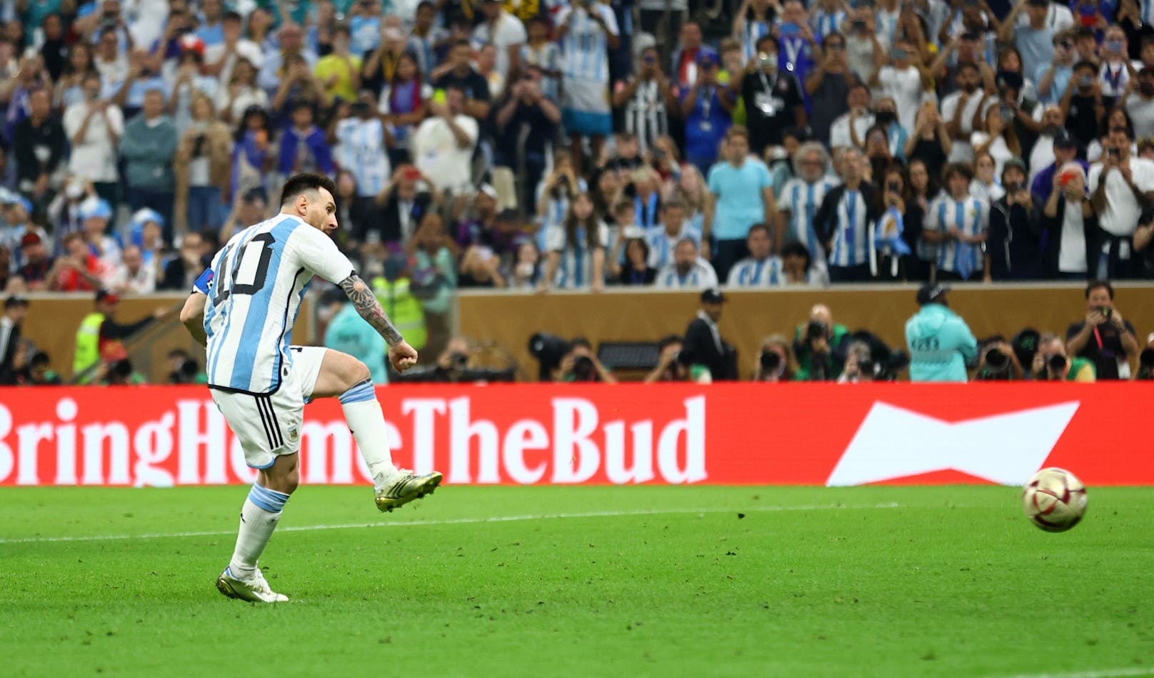 Lionel Messi bringt Argentinien per Elfmeter mit seinem sechsten Turniertor in Führung.