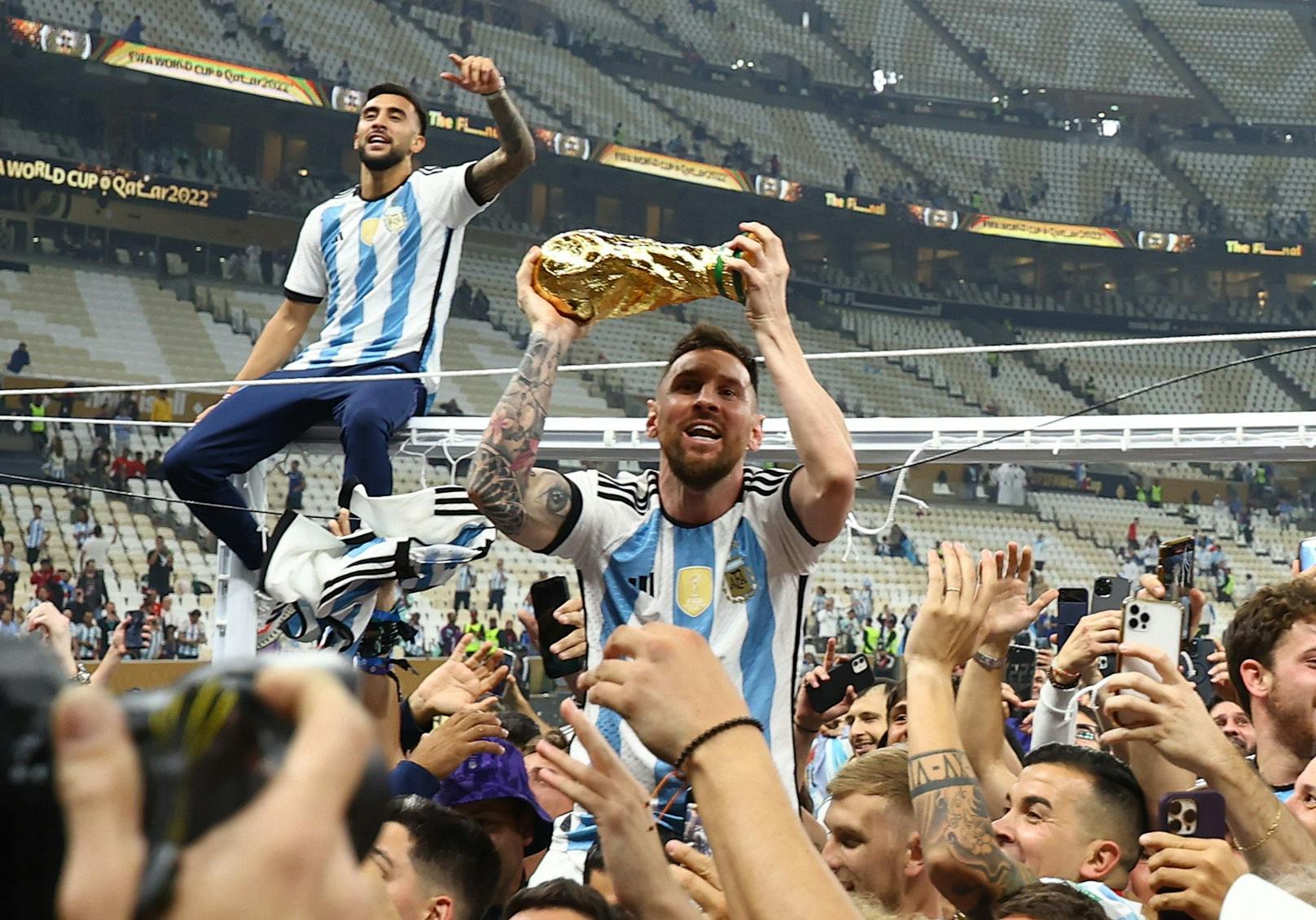Lionel Messi wird von den Fans durch das Stadion getragen.