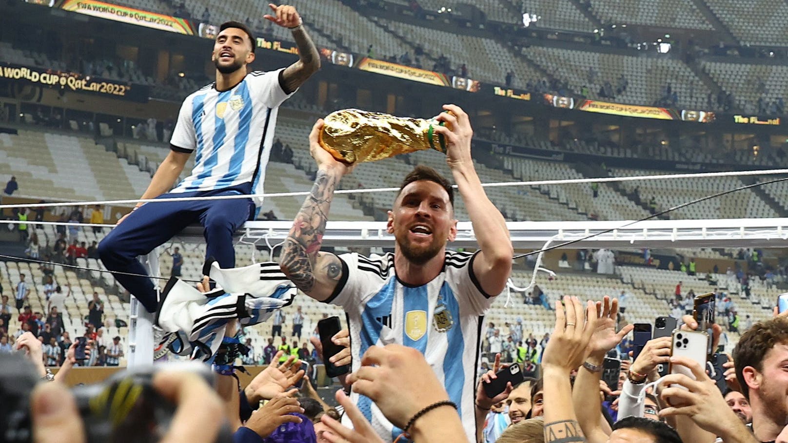 Lionel Messi wird von den Fans durch das Stadion getragen.