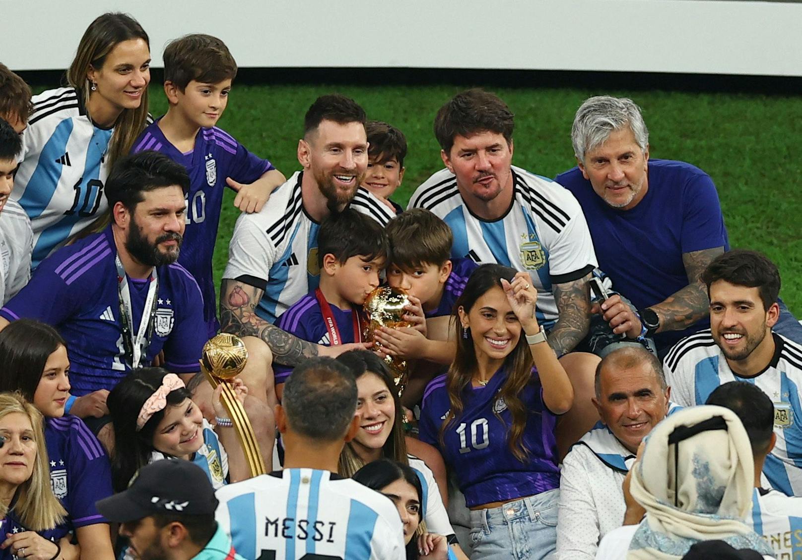Die Messi-Söhne küssen den Pokal. Ehefrau Antonella strahlt über beide Ohren.