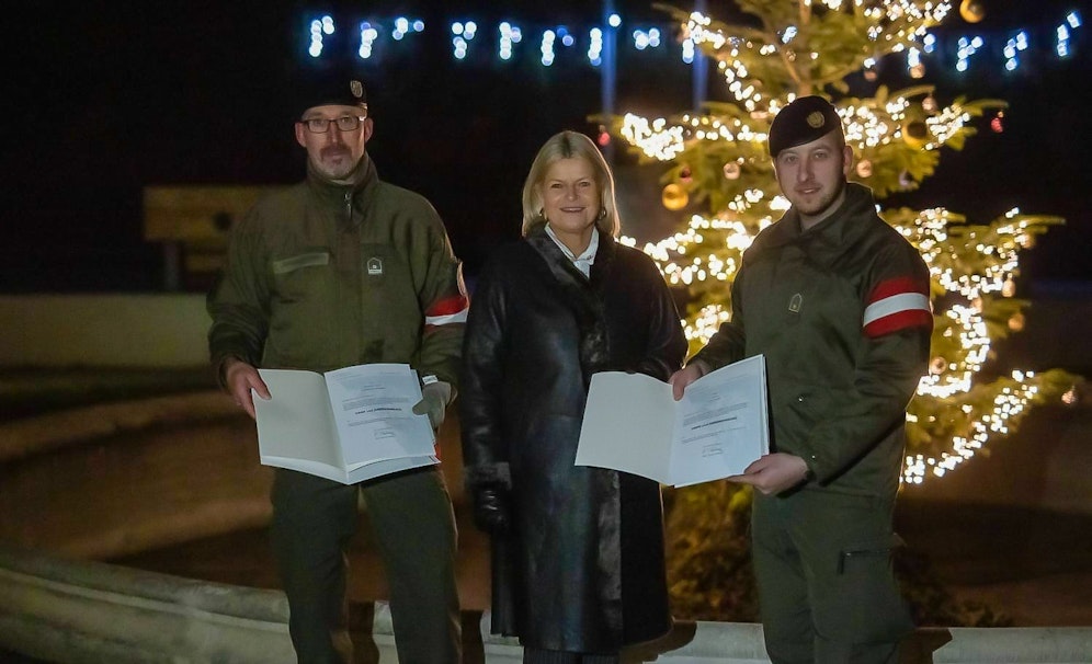 Verteidigungsministerin Tanner dankt Leutnant Richard L. und Stabswachtmeister Christian K.
