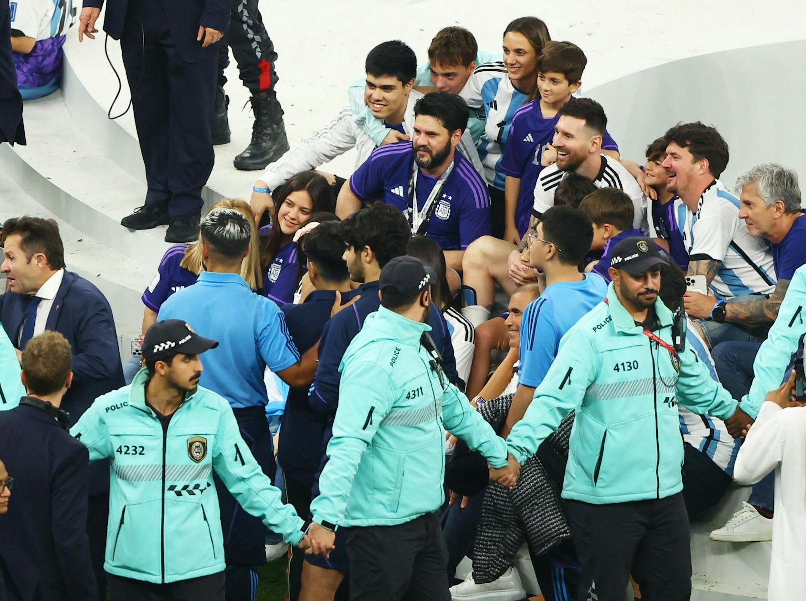Der Messi-"Clan" wird bei den gemeinsamen Pokal-Fotos von einer menschlichen Sicherheits-Kette abgeschirmt.
