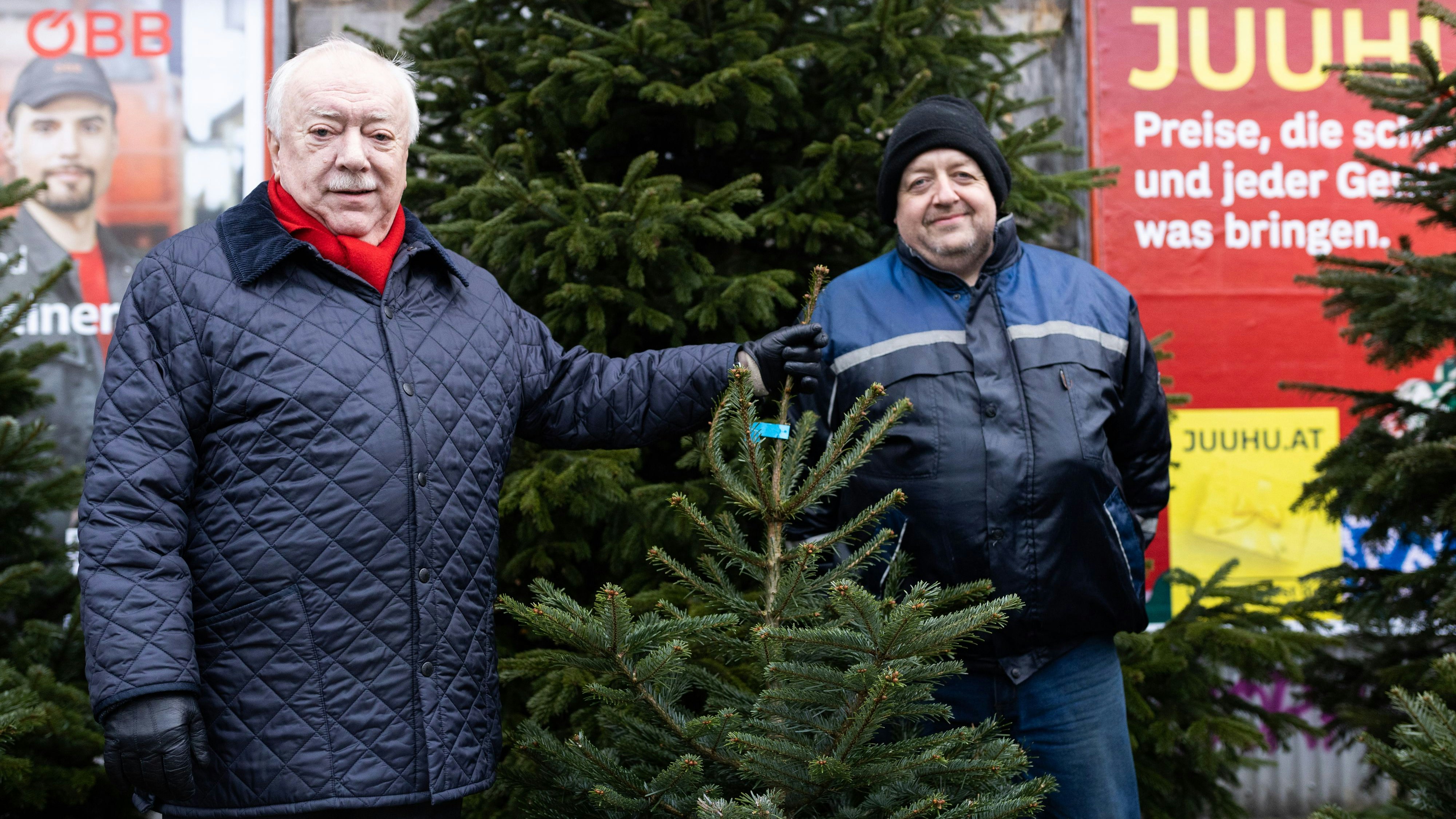 Volkshilfe Wien Präsident Michael Häupl mit Christbaumverkäufer Josef Sommer. 