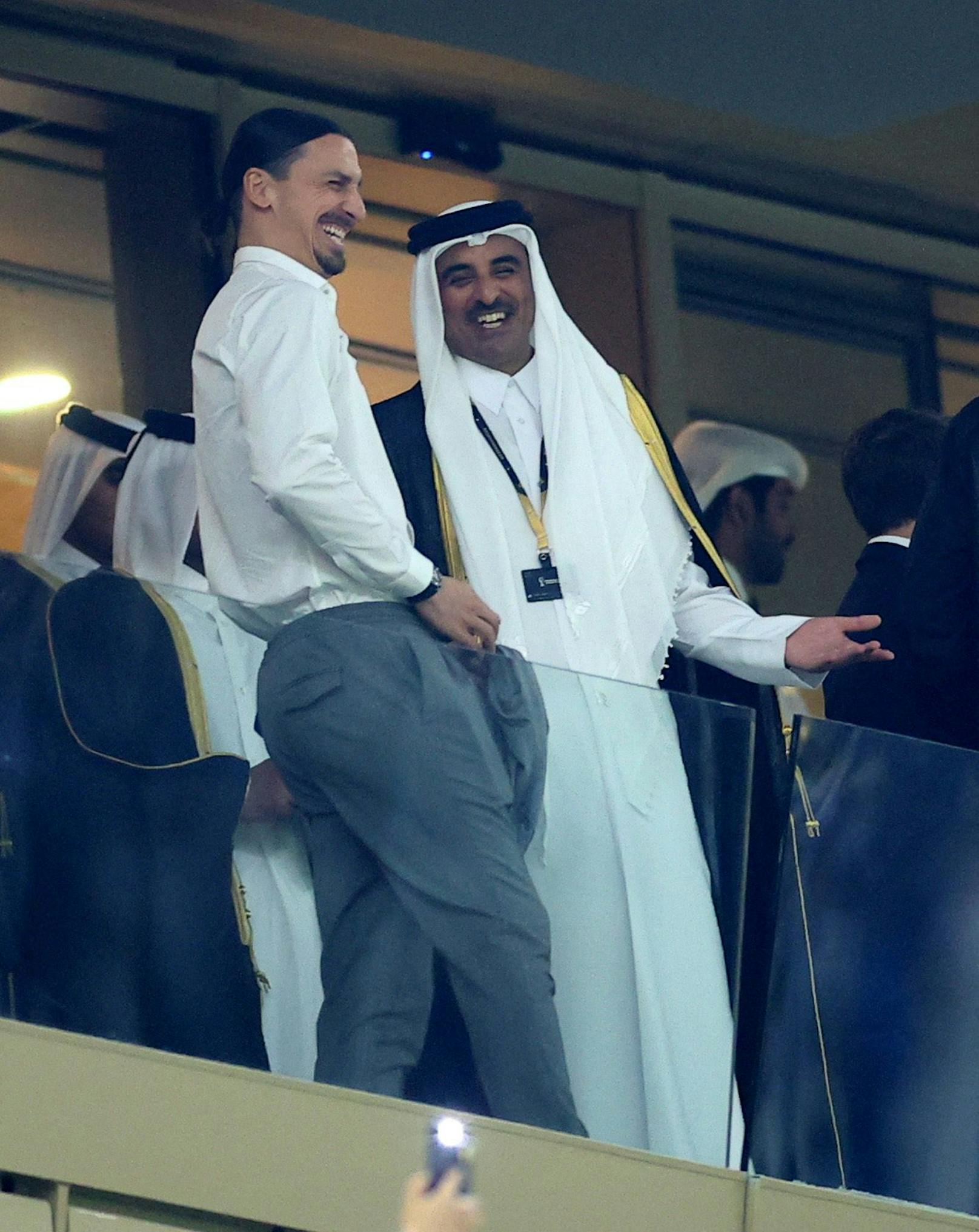Ibrahimovic scherzt mit Scheich Tamim bin Hamad Al Thani, dem Emir von Katar.