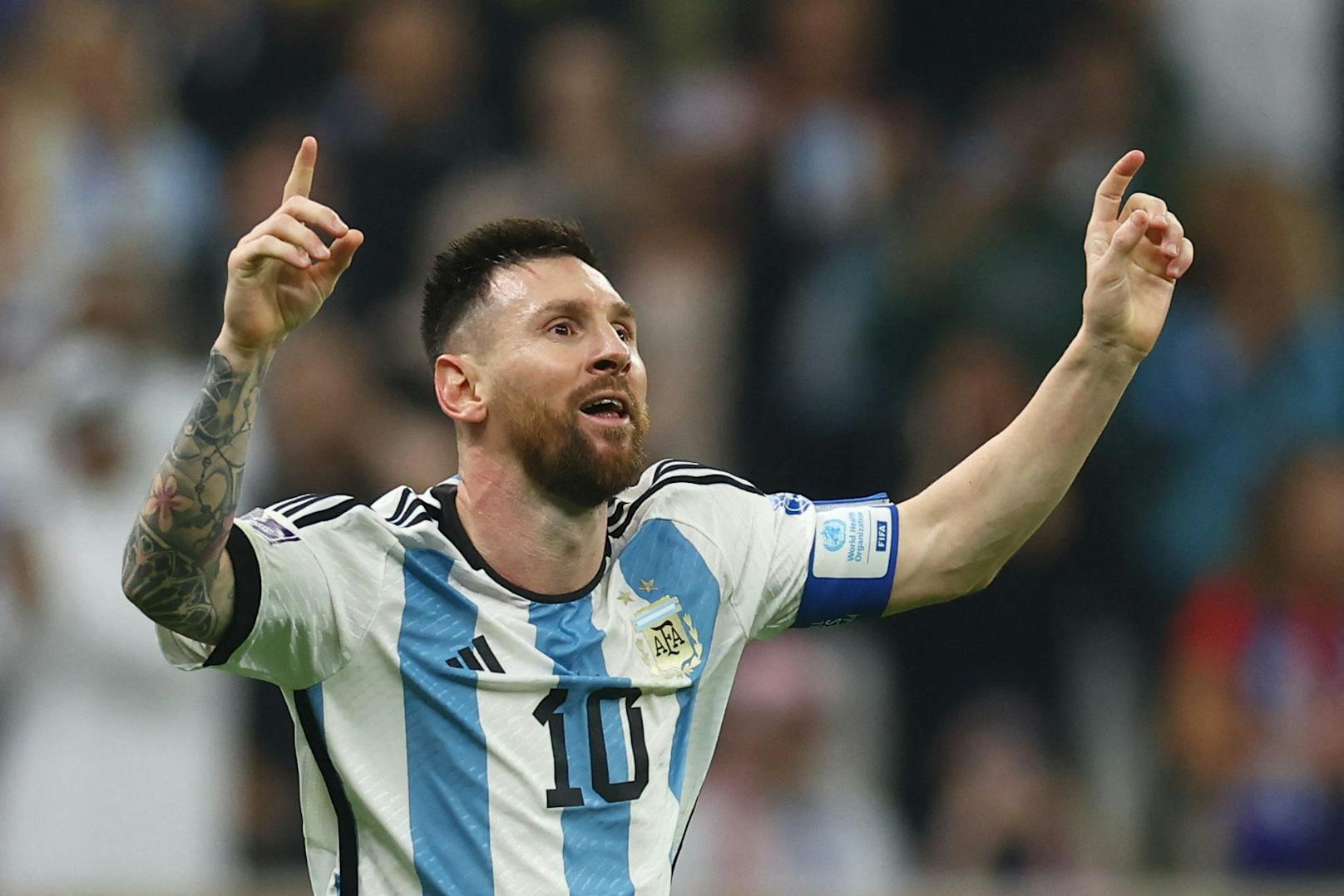 Lionel Messi vergoldet seine Traumkarriere. Argentinien gewinnt nach Elfern 7:5. Messi, Dybala, Paredes und Montiel treffen vom Punkt. Coman und Tchouameni vergeben für Frankreich.
