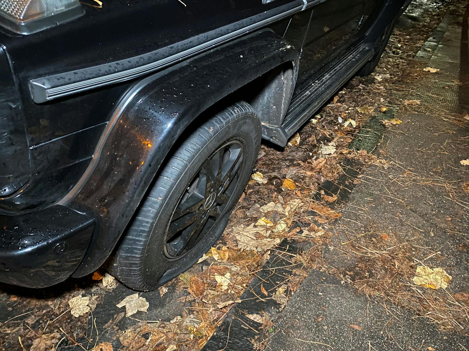 Klima-Aktivisten ließen Luft aus den Reifen seines Mercedes-SUV – der Wagen krachte dann in einen Fußgänger.