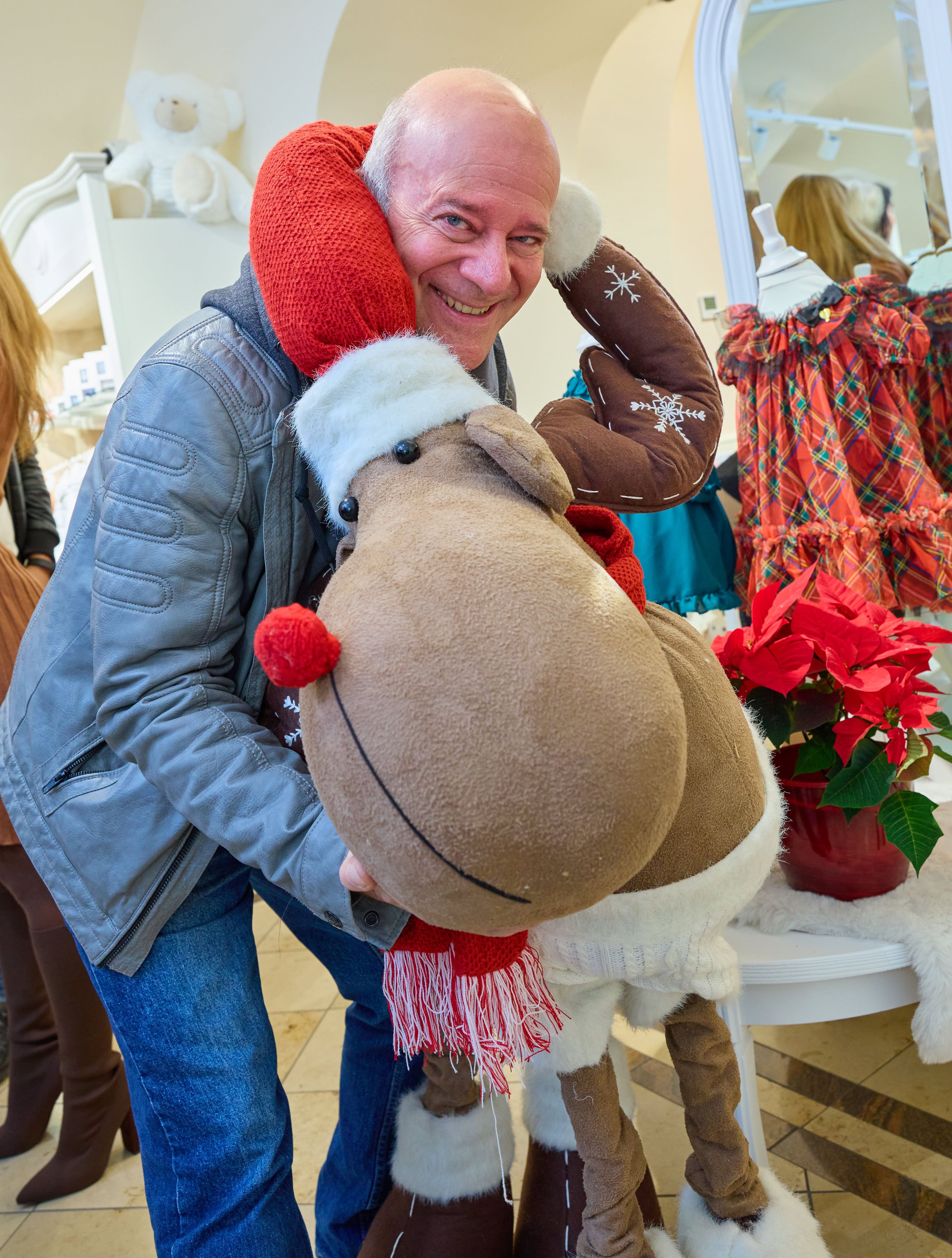 Auf Andy Lee Langs Christbaum findet man Souvenirs seiner Weltreisen.