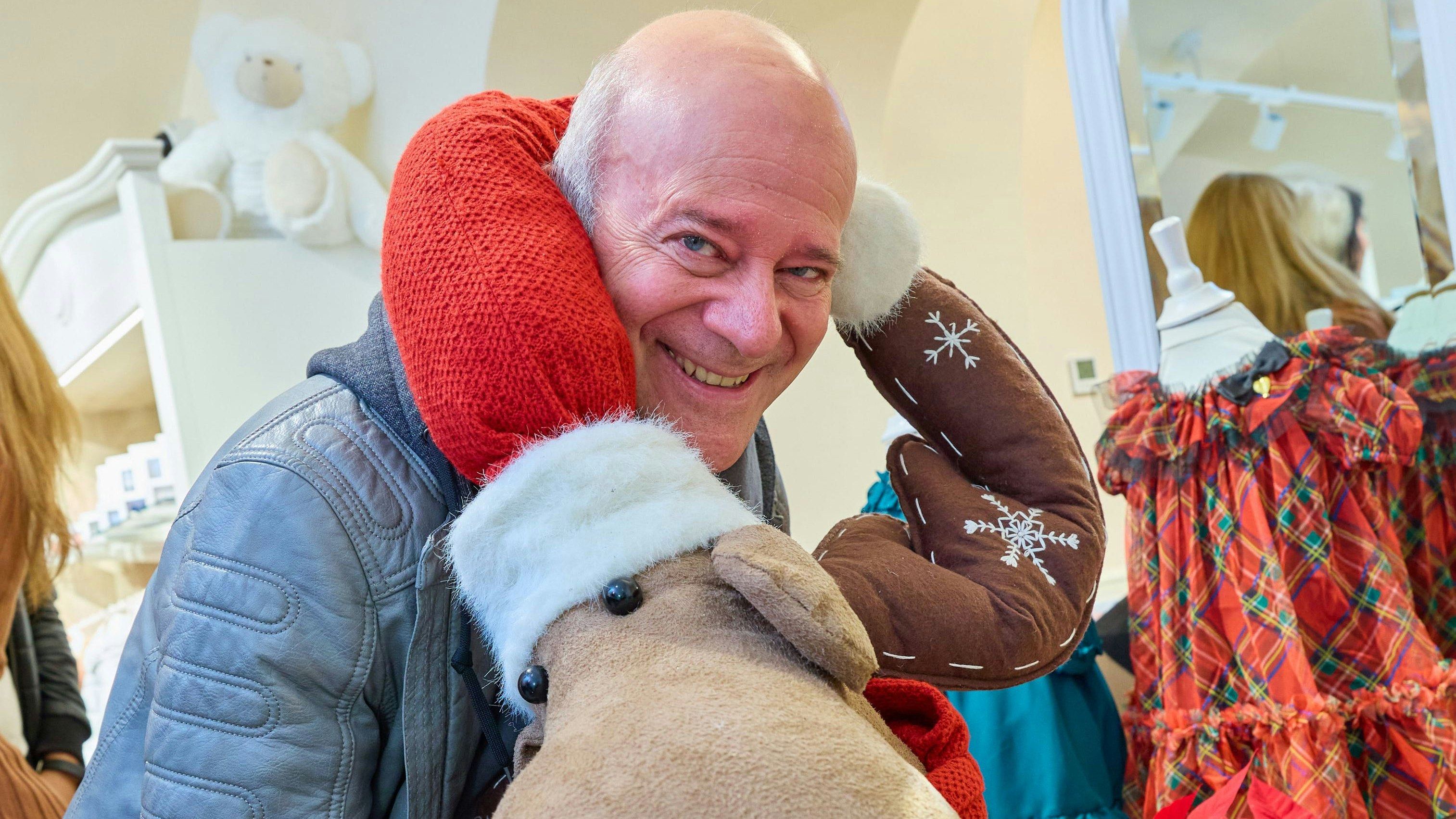 Auf Andy Lee Langs Christbaum findet man Souvenirs seiner Weltreisen.