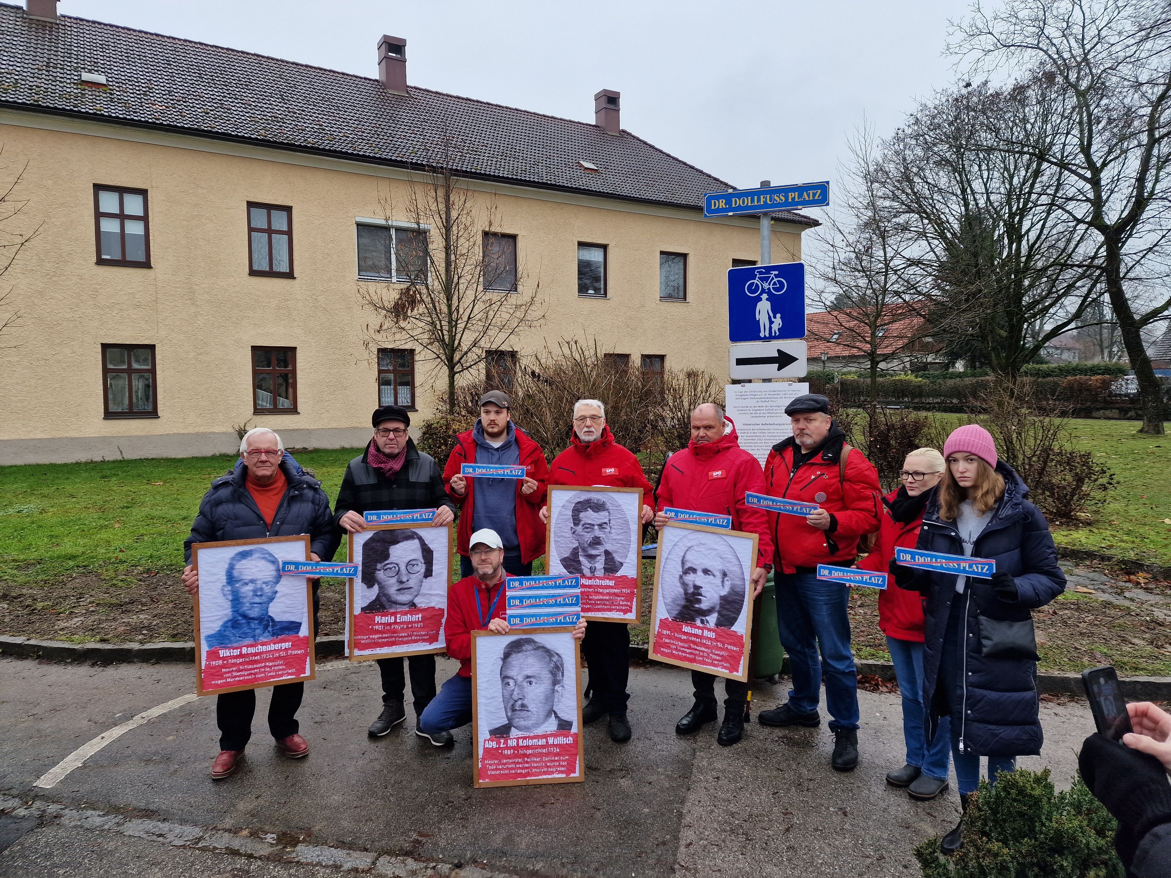 Die SPÖ Bezirk Melk hielt am umstrittenen Dollfuß-Platz in Mank eine Mahnwache ab.