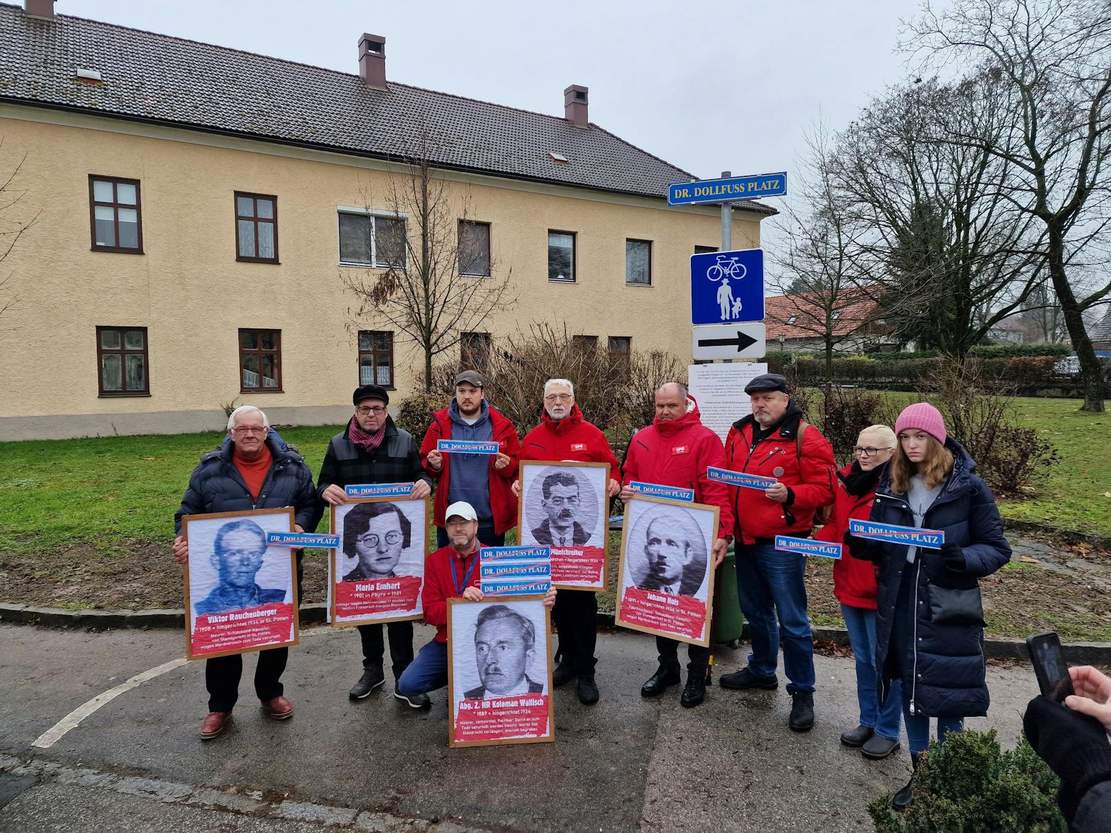 Die SPÖ Bezirk Melk hielt am umstrittenen Dollfuß-Platz in Mank eine Mahnwache ab.