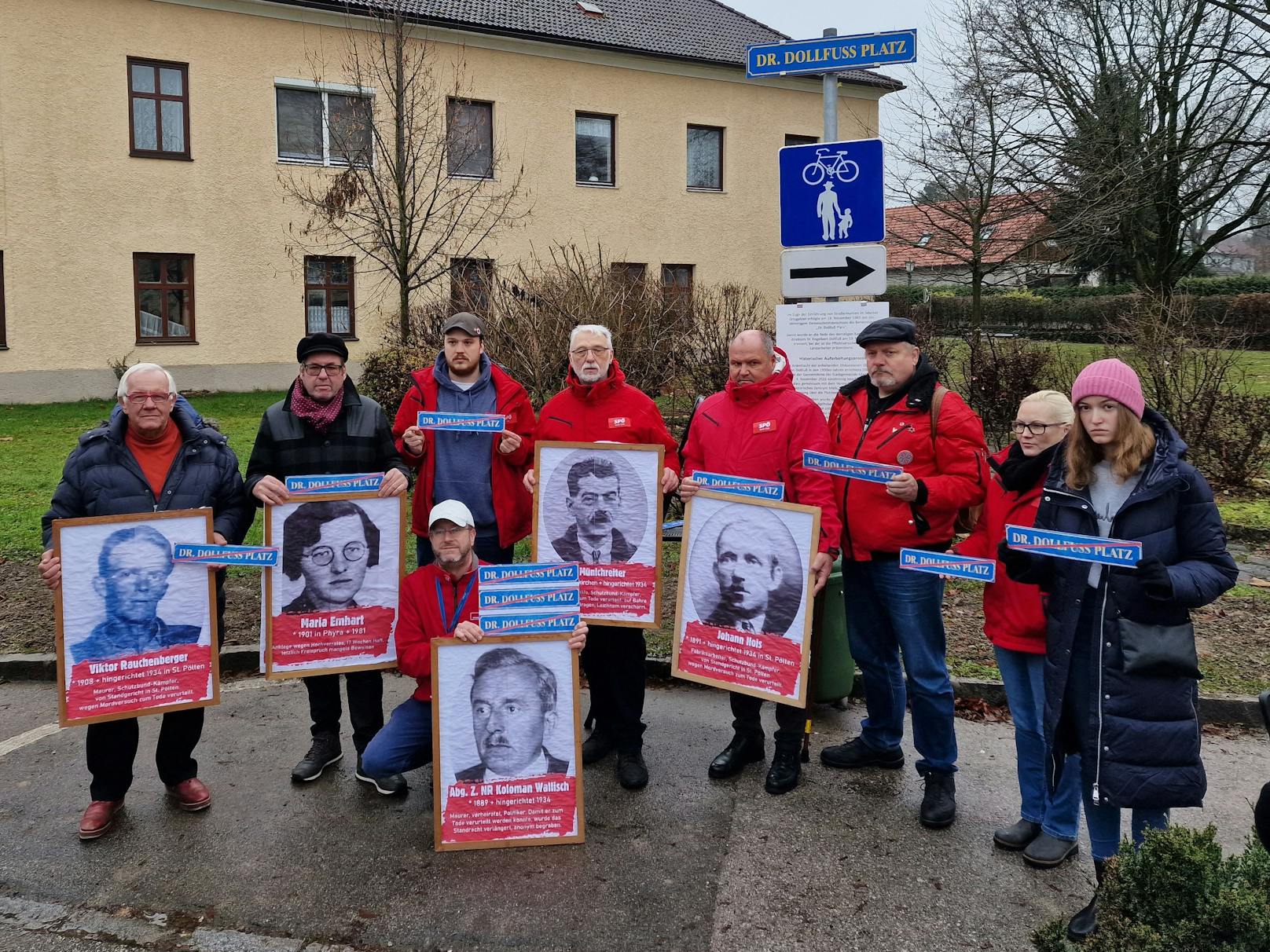 Die SPÖ Bezirk Melk hielt am umstrittenen Dollfuß-Platz in Mank eine Mahnwache ab.