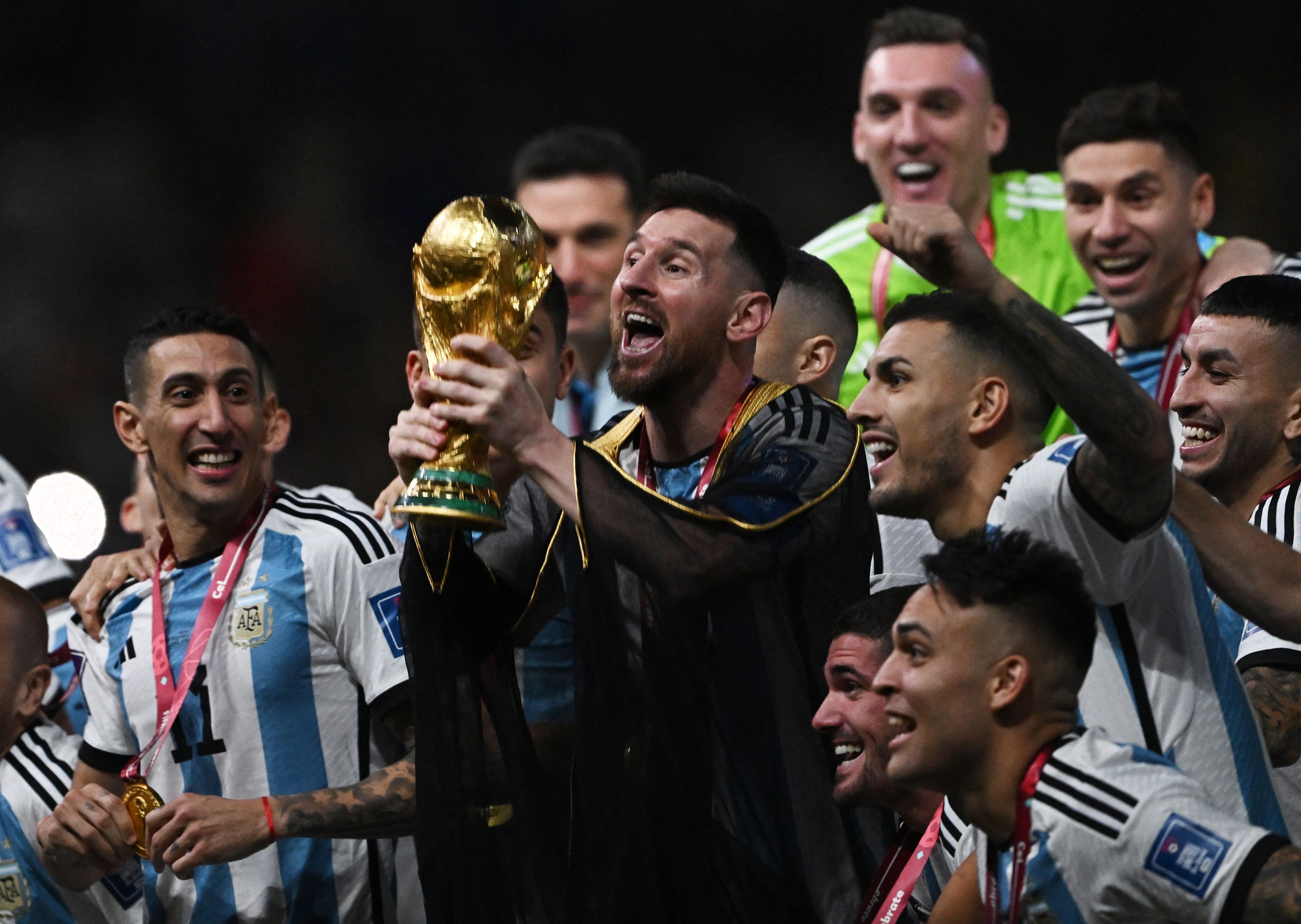 Lionel Messi führt Argentinien zum dritten Weltmeistertitel. Der Superstar jubelt mit dem lange ersehnten Pokal, der letzte, der in seiner Sammlung noch fehlte.