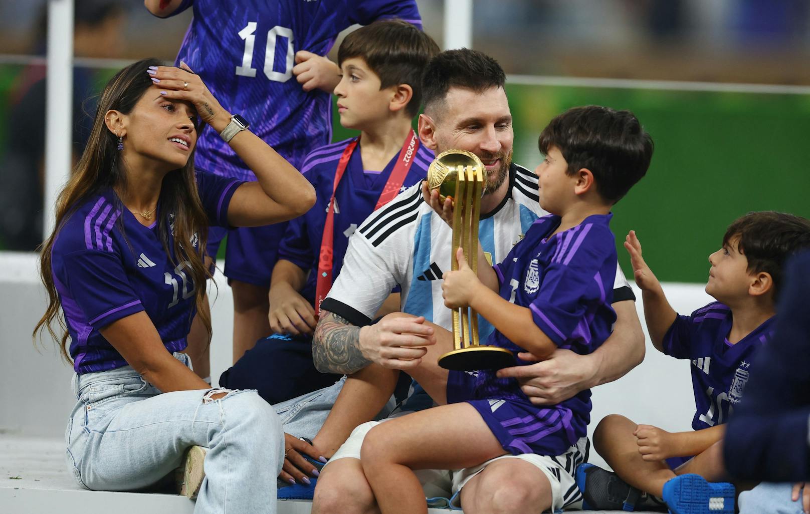 Lionel Messi, Ehefrau Antonella Roccuzzo und die drei gemeinsamen Söhne feiern den WM-Titel von Argentinien in Katar.