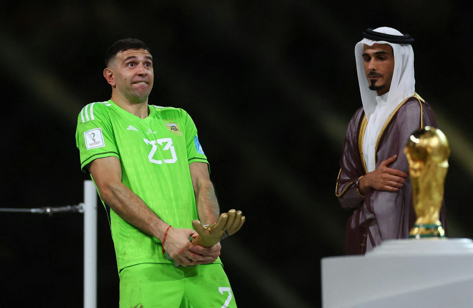 Scheich Jassim bin Hamad al Thani und Argentinien-Keeper Emiliano Martinez.&nbsp;
