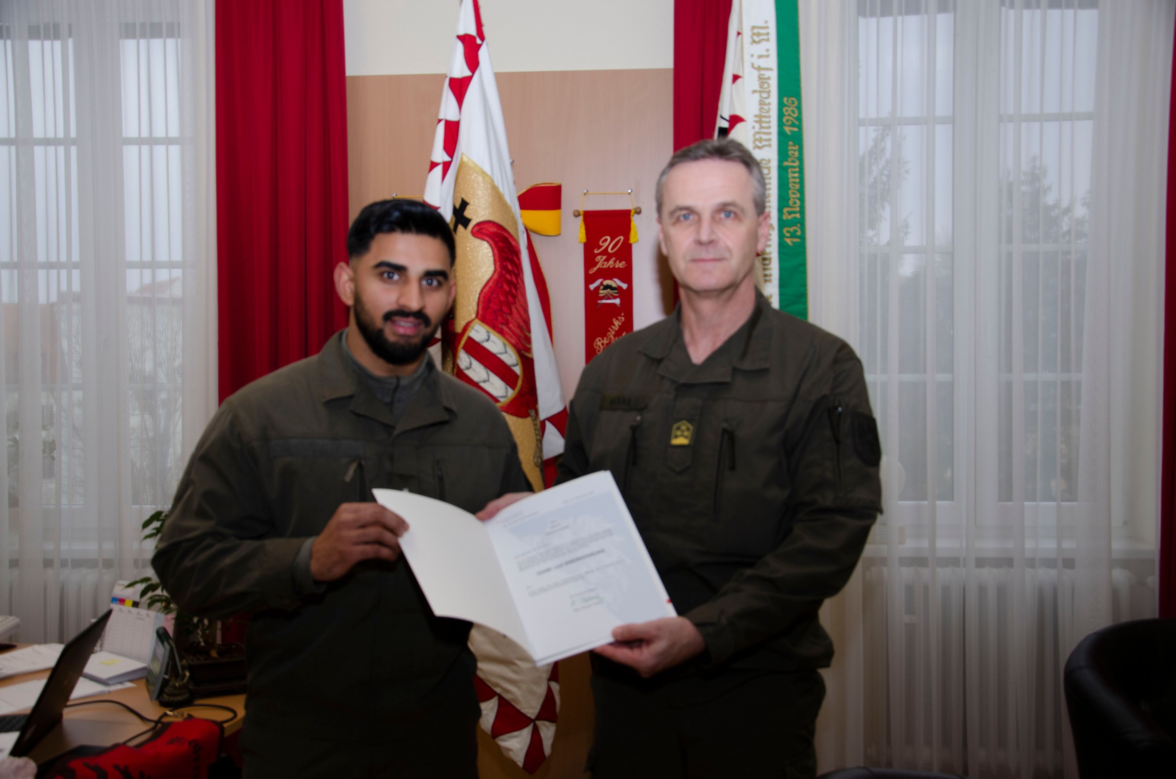 Der Lebensretter Gefreiter Navdeep S., li., erhält seine Dankesurkunde von Oberst Raimund Wrana, dem stellvertretenden Militärkommandanten des Burgenlandes.
