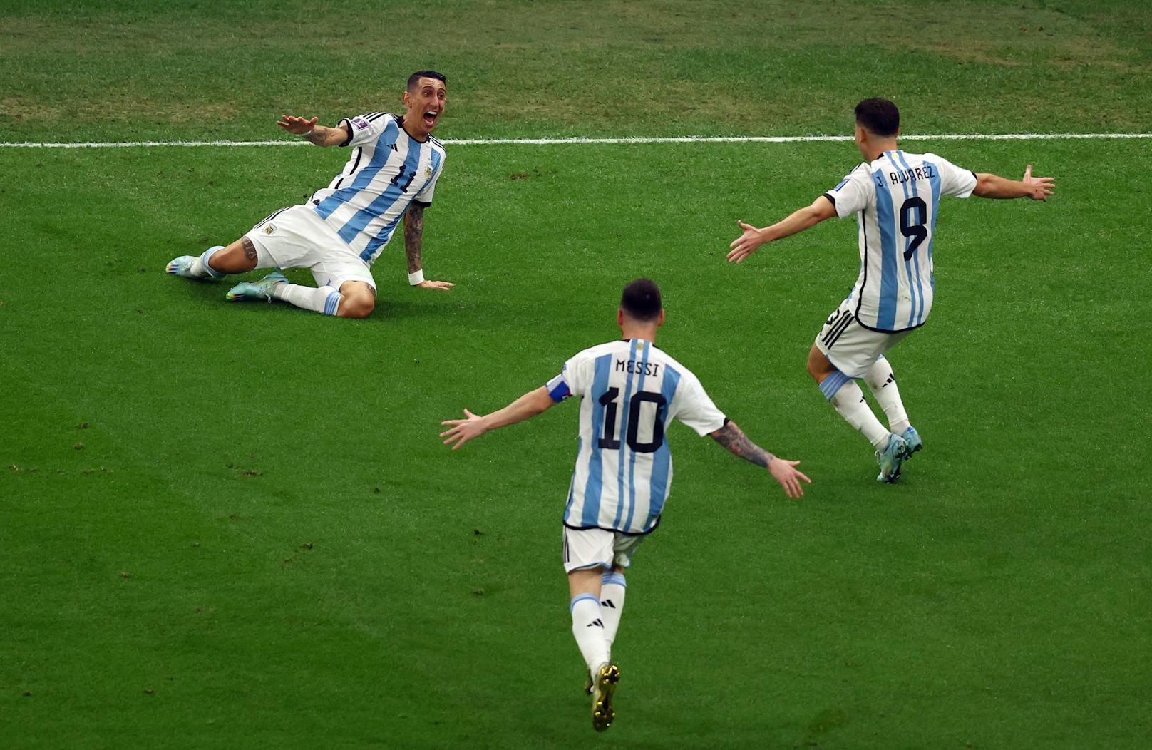 Frankreich am Boden! Argentinien bleibt hellwach, kontert den amtierenden Weltmeister eiskalt aus. Angel Di Maria vollendet eine traumhafte Kombination über Messi und Mac Allister zum 2:0 (36.).