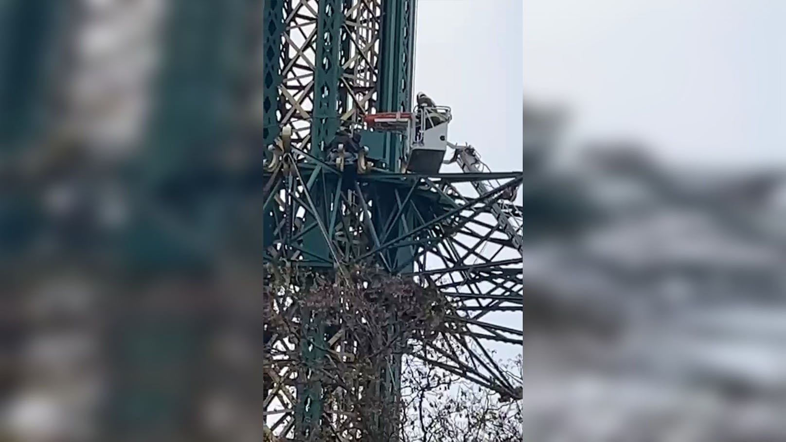 Unbekannte sollen verbotenerweise auf den Praterturm geklettert sein.