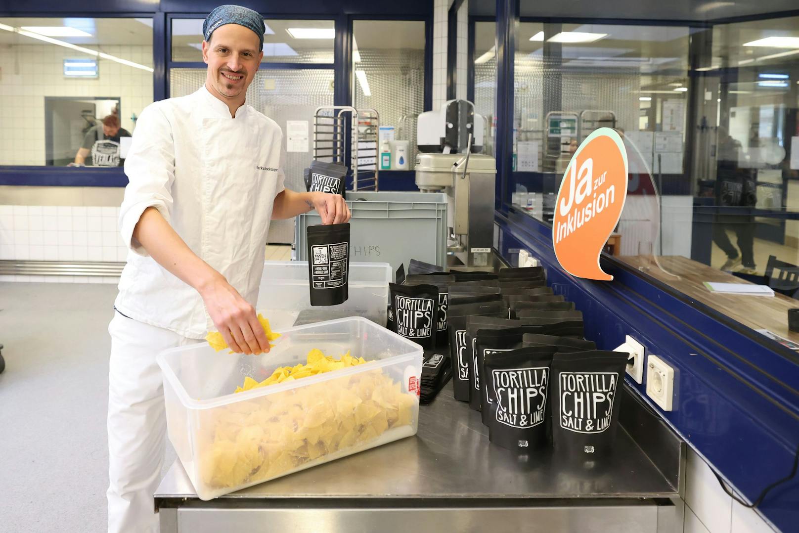 Einmal pro Woche ist Markus Stockinger in der Produktionsküche im Einsatz.