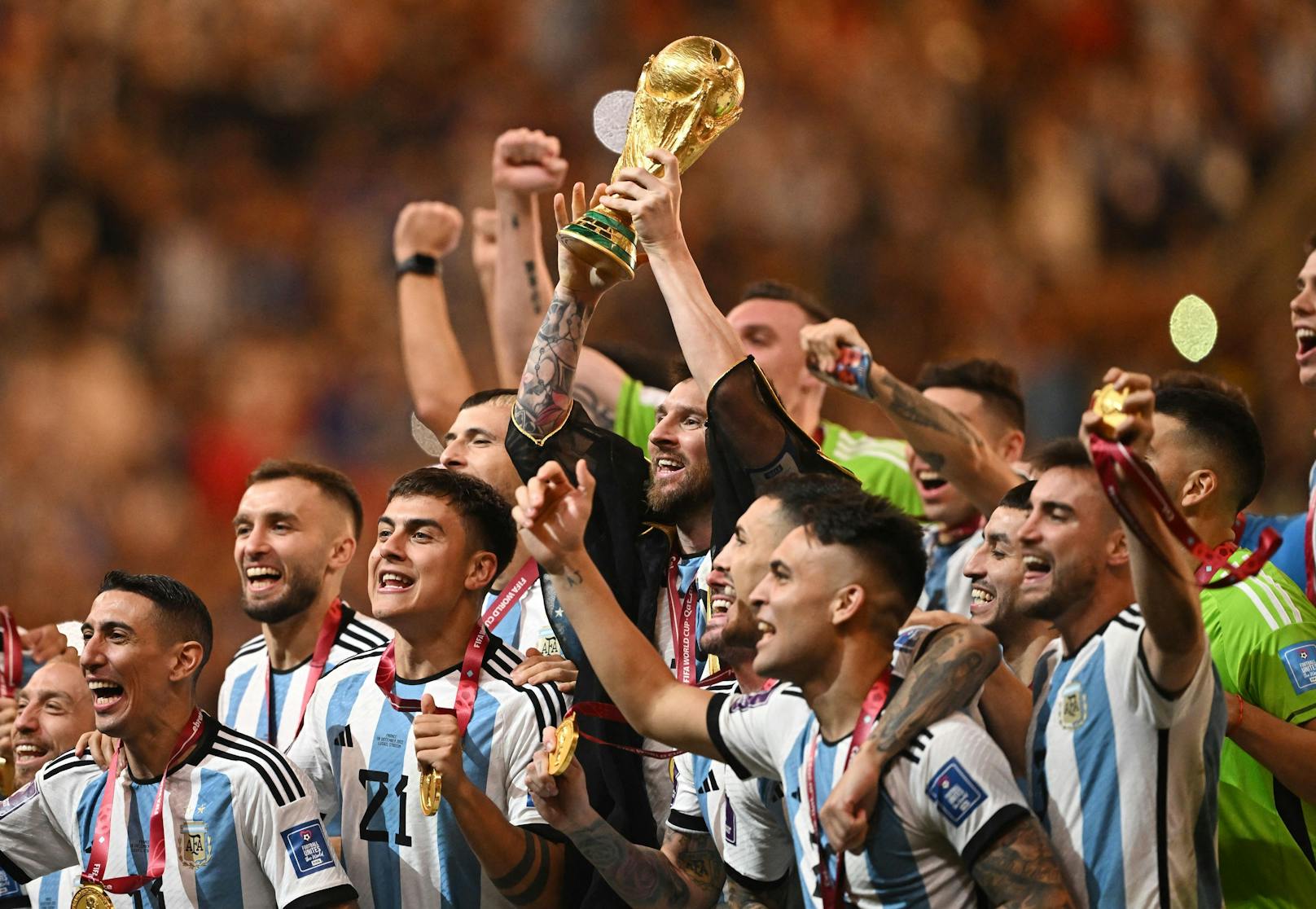 Argentinien gewann das WM-Finale von Katar gegen Frankreich mit 7:5 nach Elfmeterschießen. Messi traf beim 3:3 nach 120 Minuten doppelt, versenkte auch seinen Elfer.