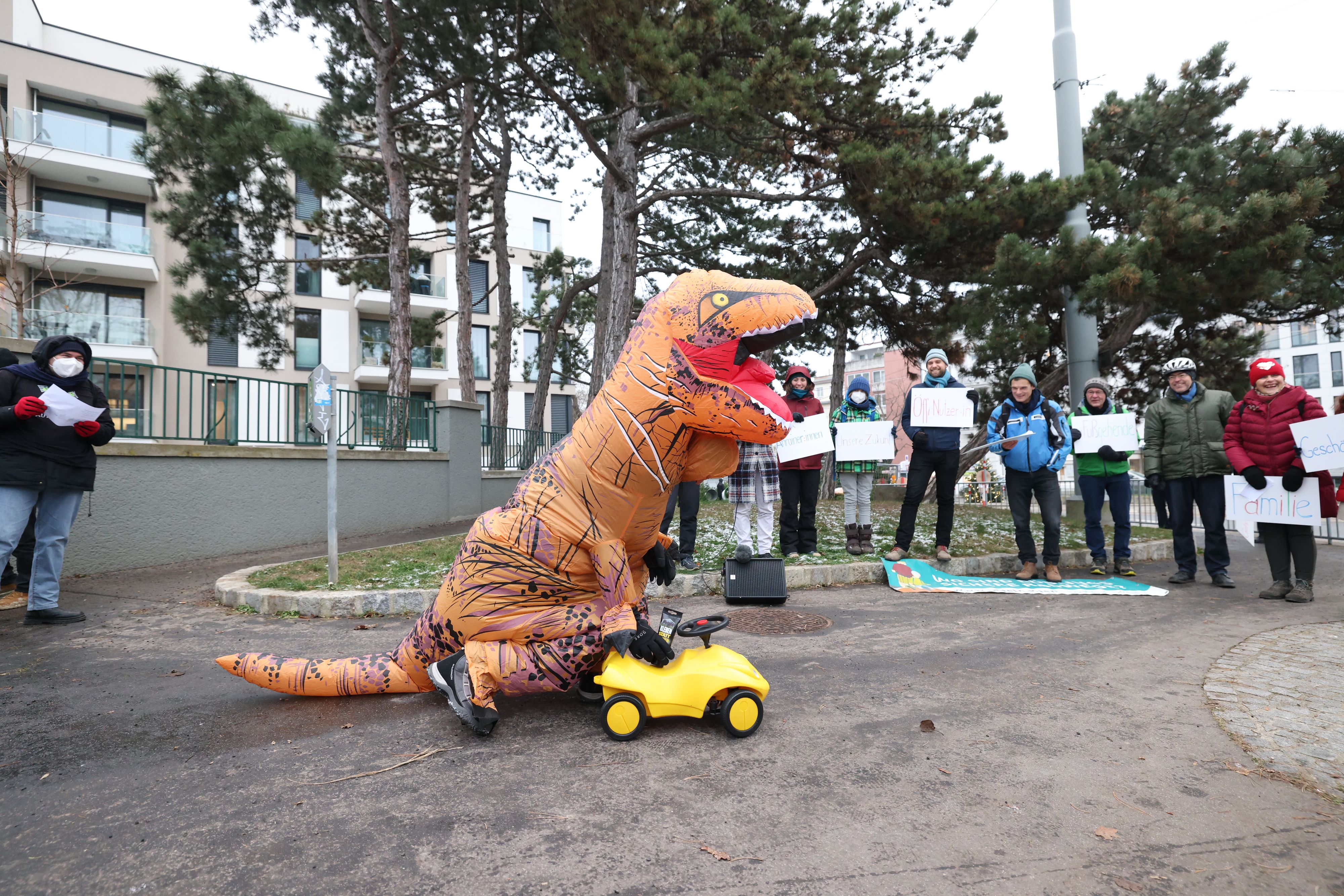 Der Döby-Saurus muss lernen, die Straße auch mit anderen Verkehrsteilnehmern zu teilen.