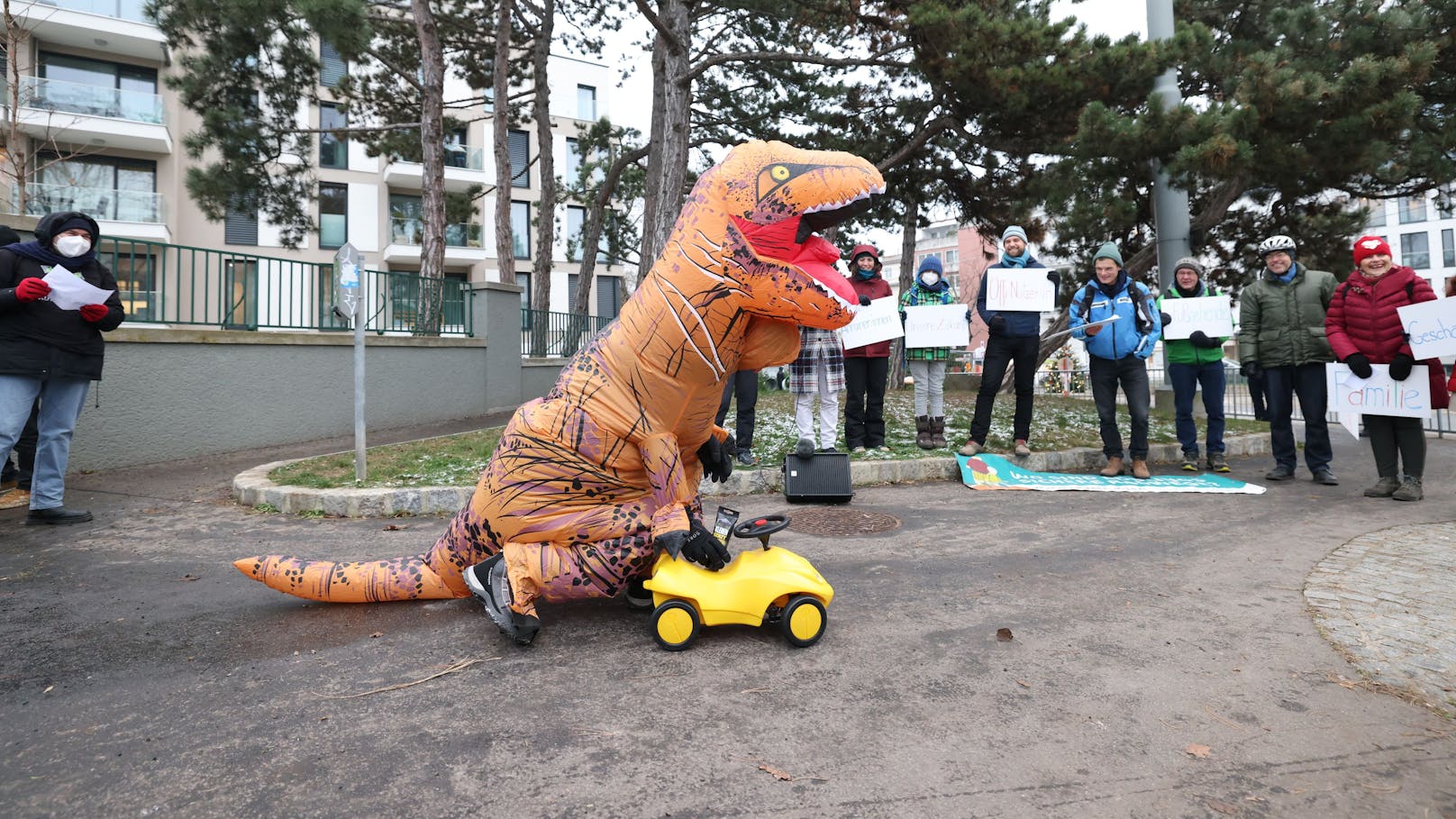 Der Döby-Saurus muss lernen, die Straße auch mit anderen Verkehrsteilnehmern zu teilen.