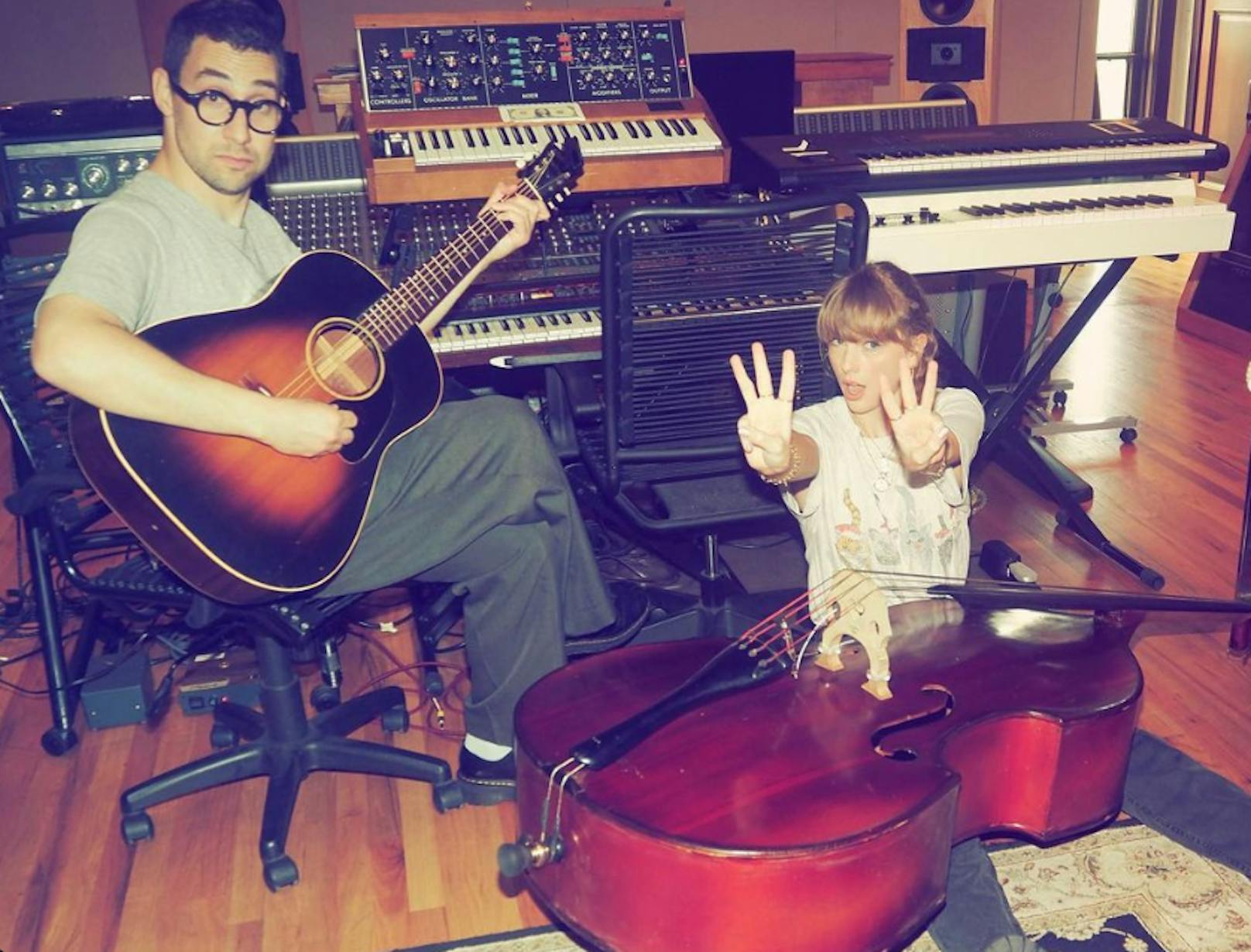 Taylor Swift wurde 33 und feiert im Studio.