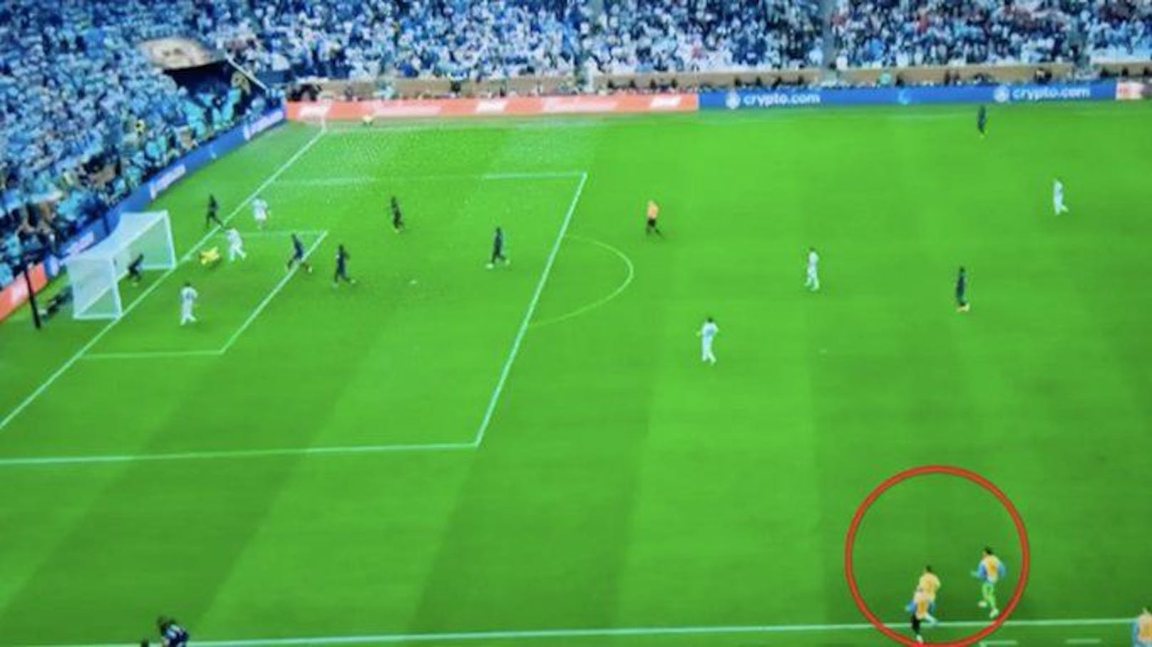 Messi trifft zum 3:2 im WM-Finale, zwei Ersatzspieler stehen im Spielfeld.