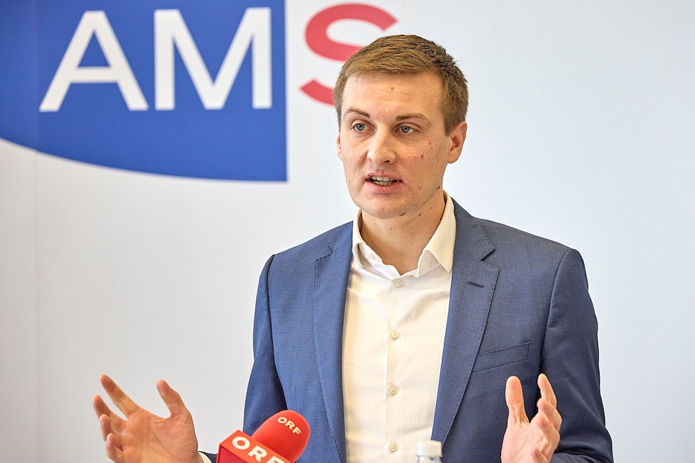 Sven Hergovich (Landesgeschäftsführer AMS NÖ) während der PK.