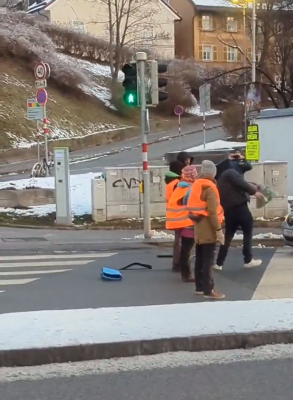 Einem Autofahrer in Innsbruck ging die Straßenblockade am Montag sichtlich zu weit. 