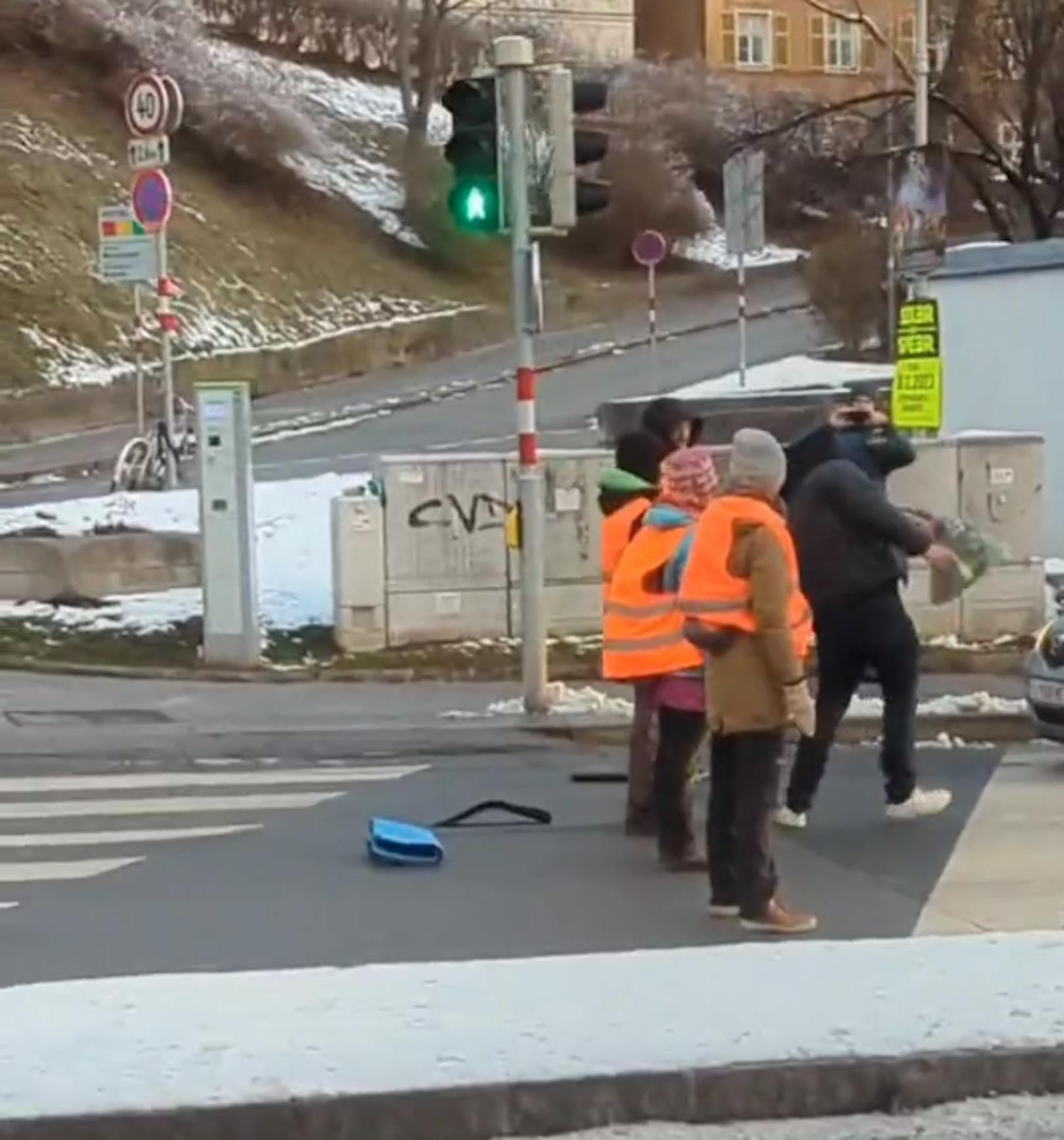 Einem Autofahrer in Innsbruck ging die Straßenblockade am Montag sichtlich zu weit. 