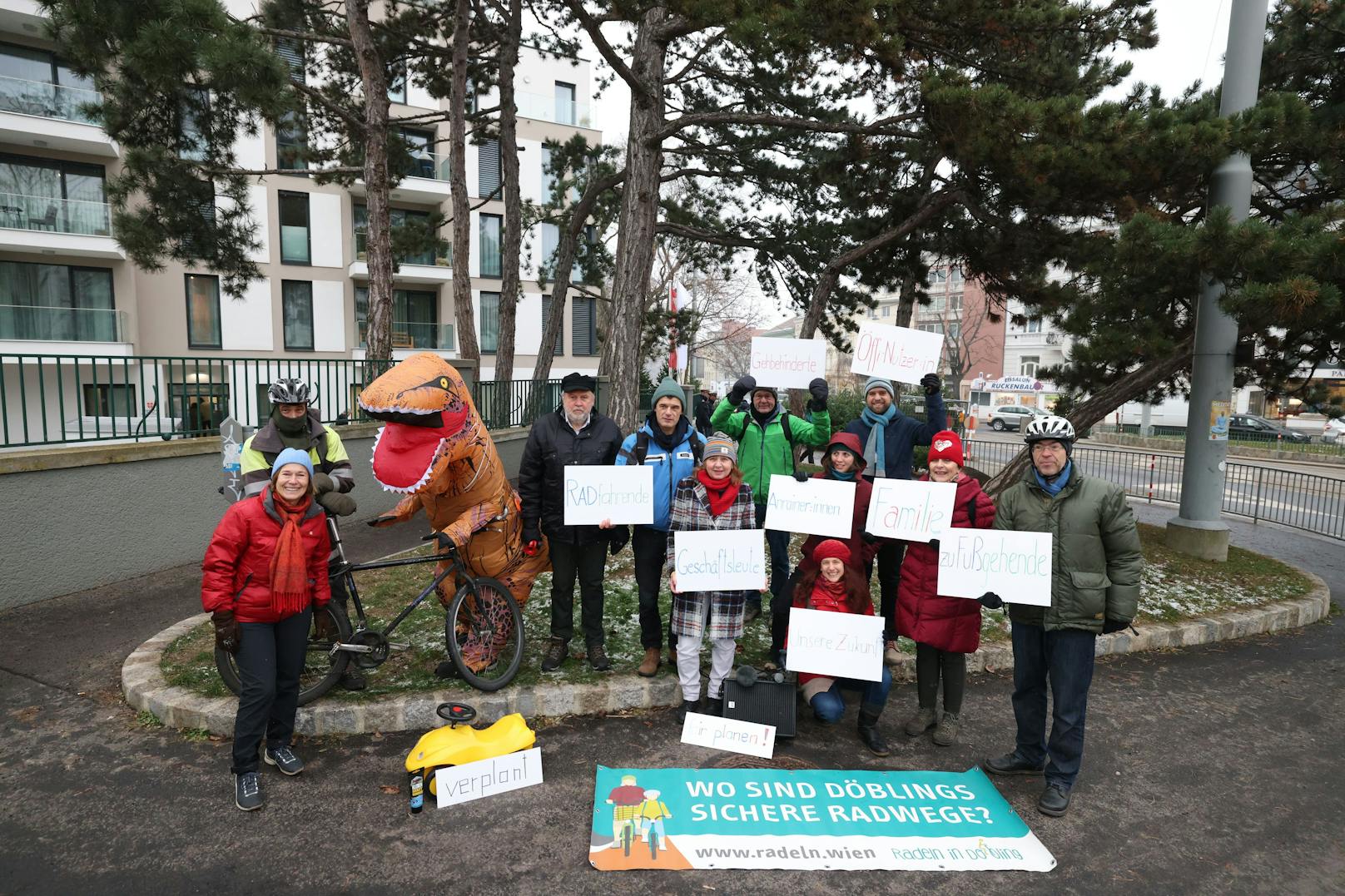 Anrainer, Radfahrer, Fußgänger, Öffi-Nutzer und viele mehr protestierten Seite an Seite mit dem autofahrenden Dinosaurier.