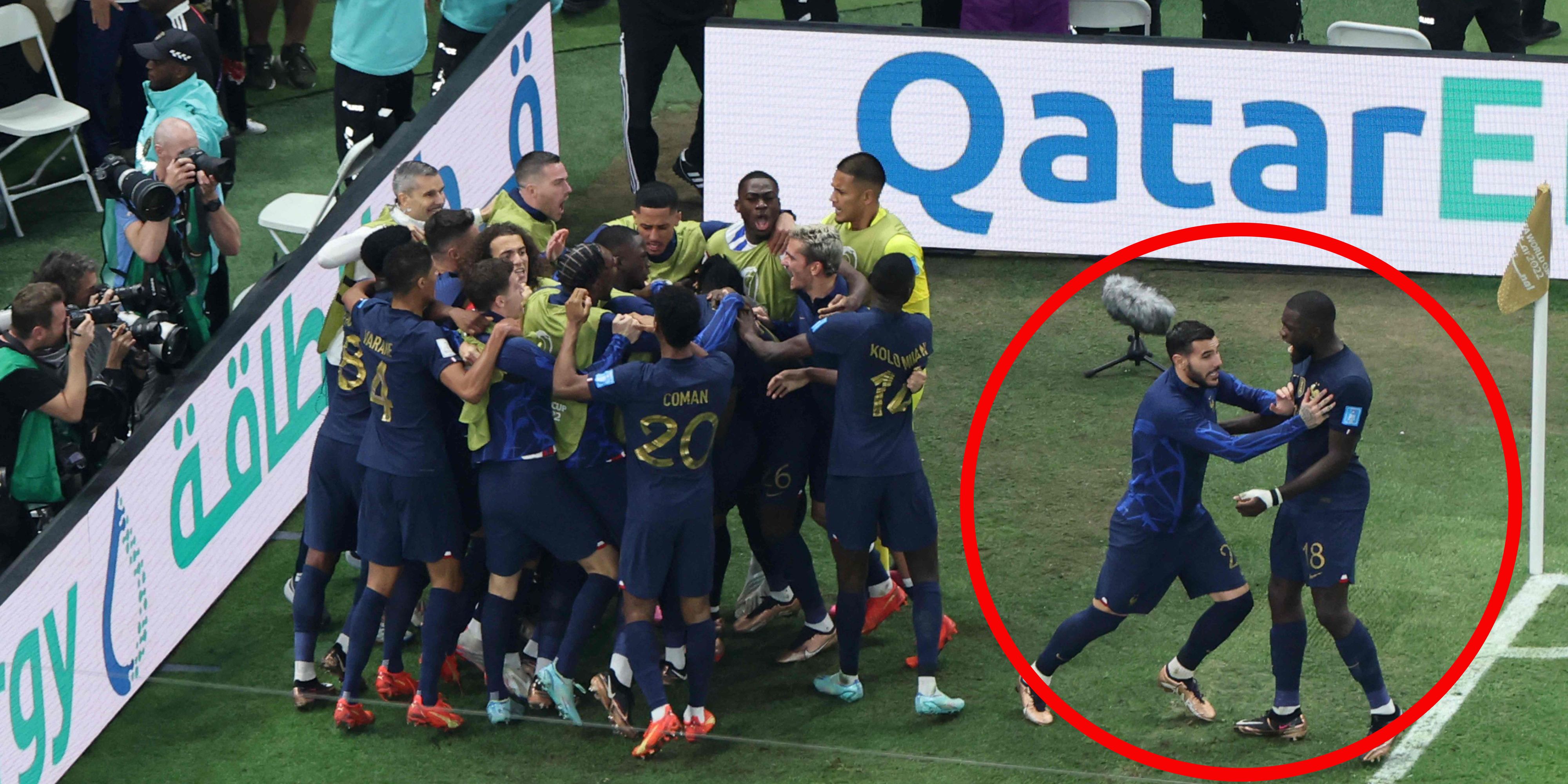 Theo Hernandez stößt Dayot Upamecano zurück aufs Spielfeld.